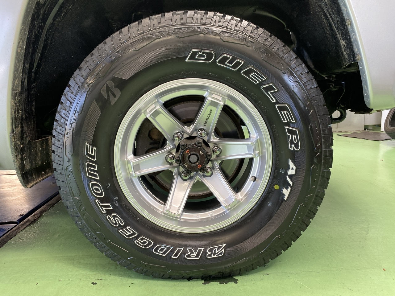ニッサン WFGY61 サファリ】タイヤホイール交換のご紹介です