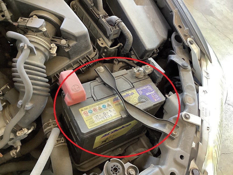 トヨタ　カローラフィールダー　バッテリー交換