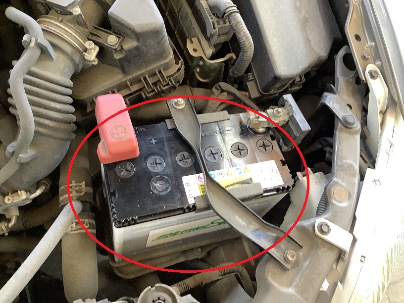 トヨタ　カローラフィールダー　バッテリー交換