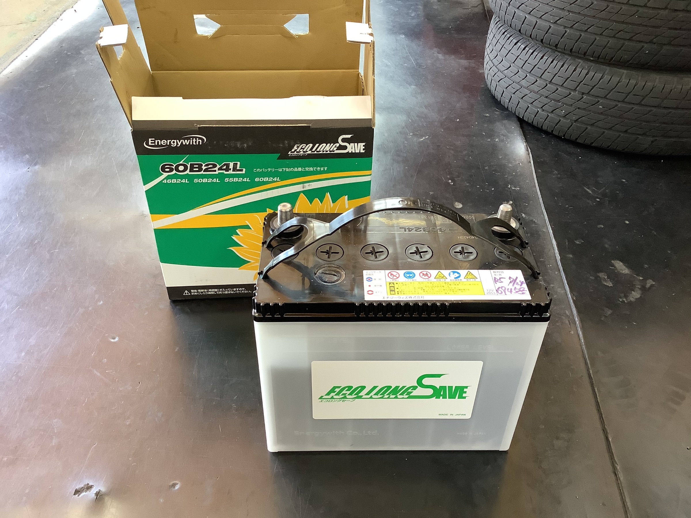 トヨタ　カローラフィールダー　バッテリー交換