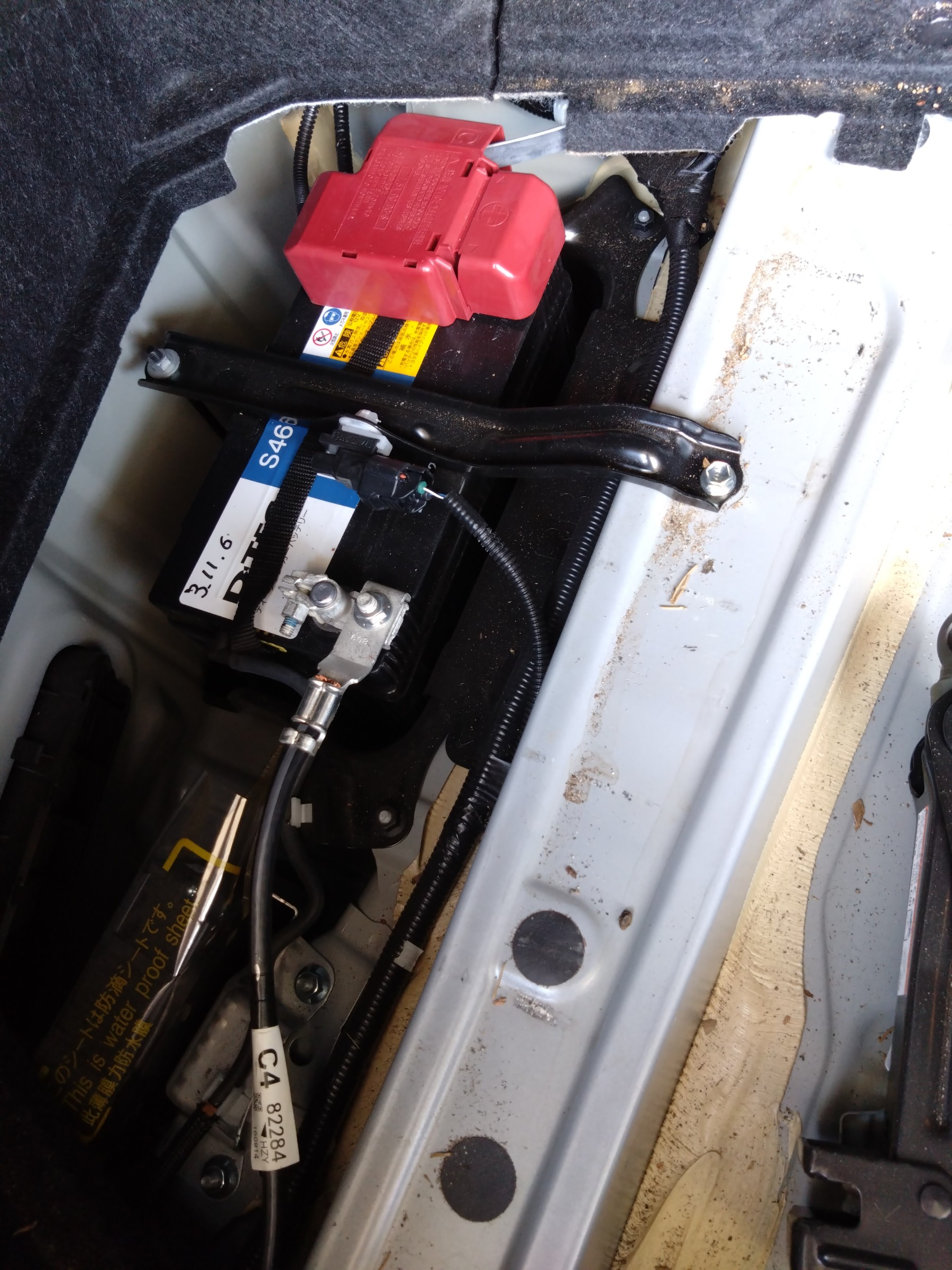 トヨタ クラウンハイブリッド(H28式) 補機バッテリー交換 | 店舗お