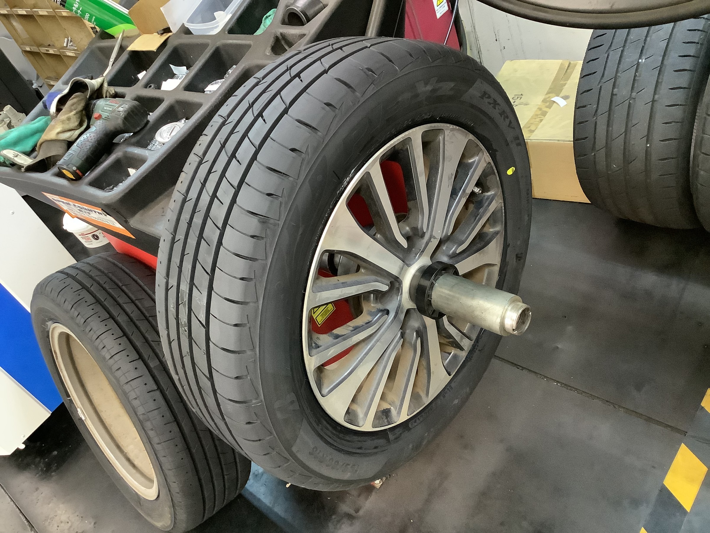 日産　セレナ　タイヤ交換