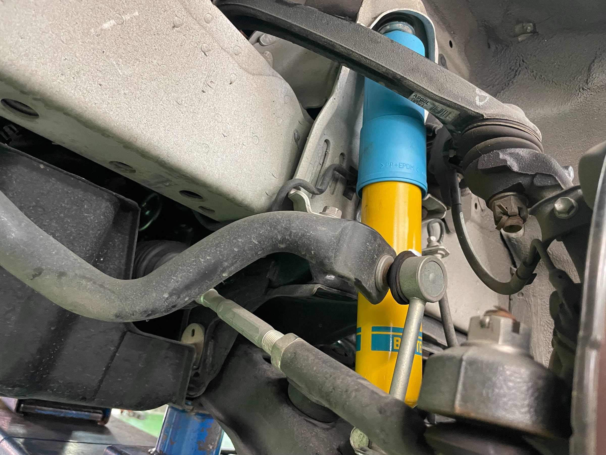 今回もハイエース。 ビルシュタインショックアブソーバーB6 | スタッフ