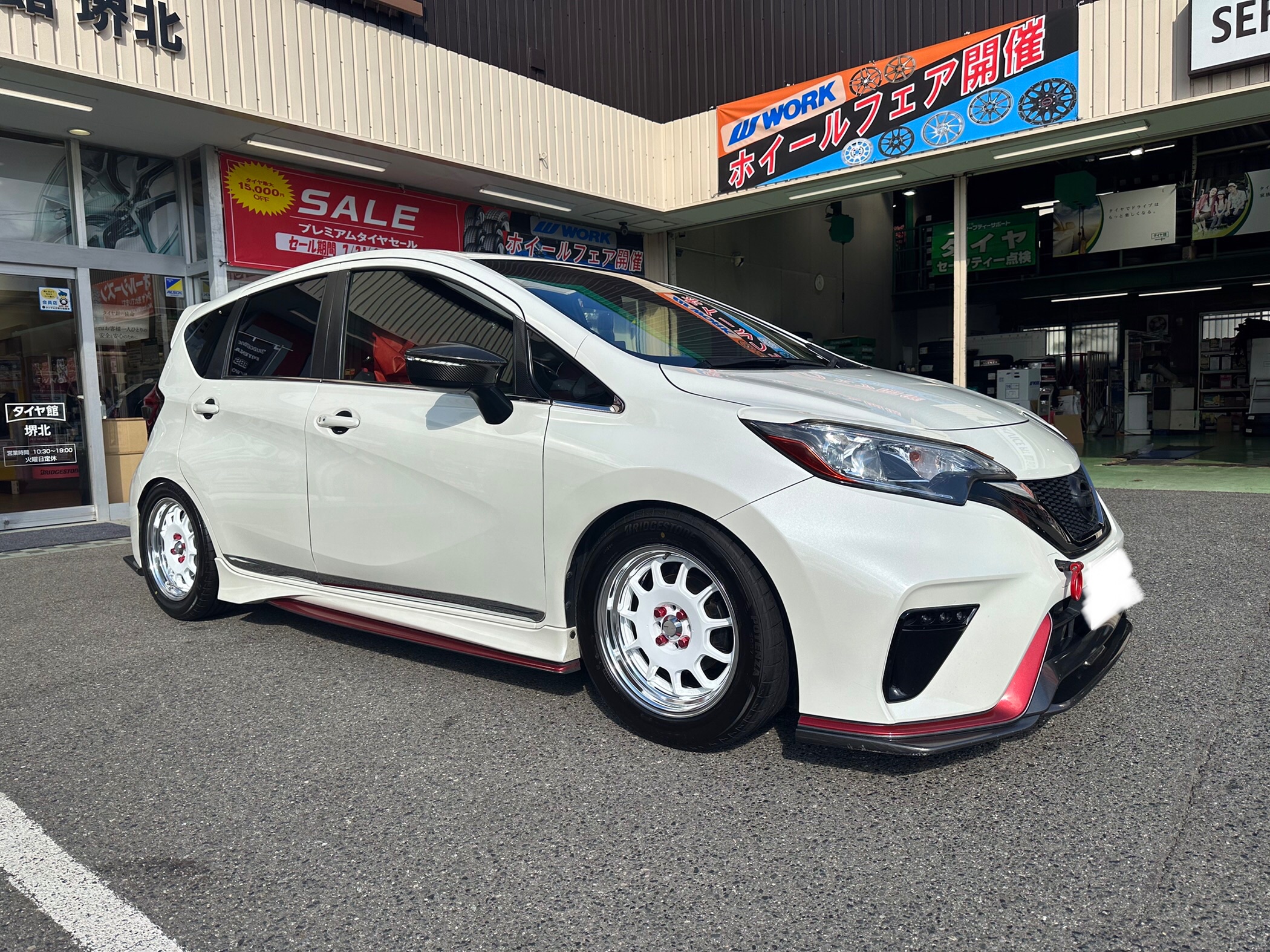 ニッサンノートにWORK EMOTION RS11 ホワイトカラー 16インチ