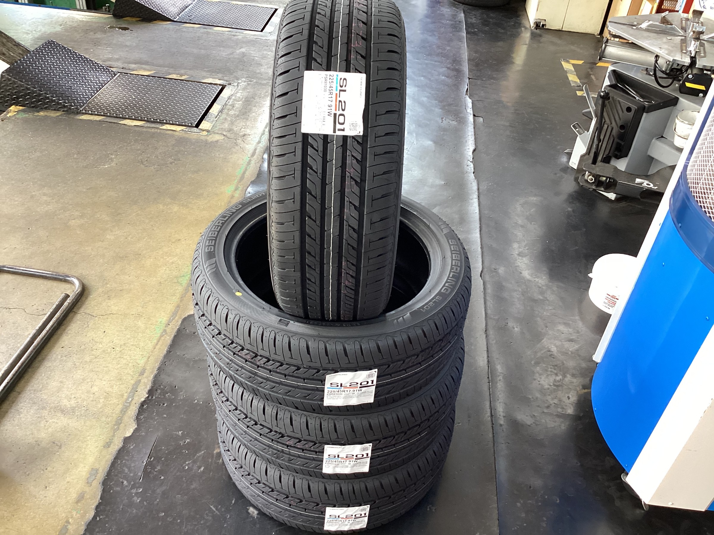 トヨタ　オーリス　225/45R17　セイバーリング４本交換