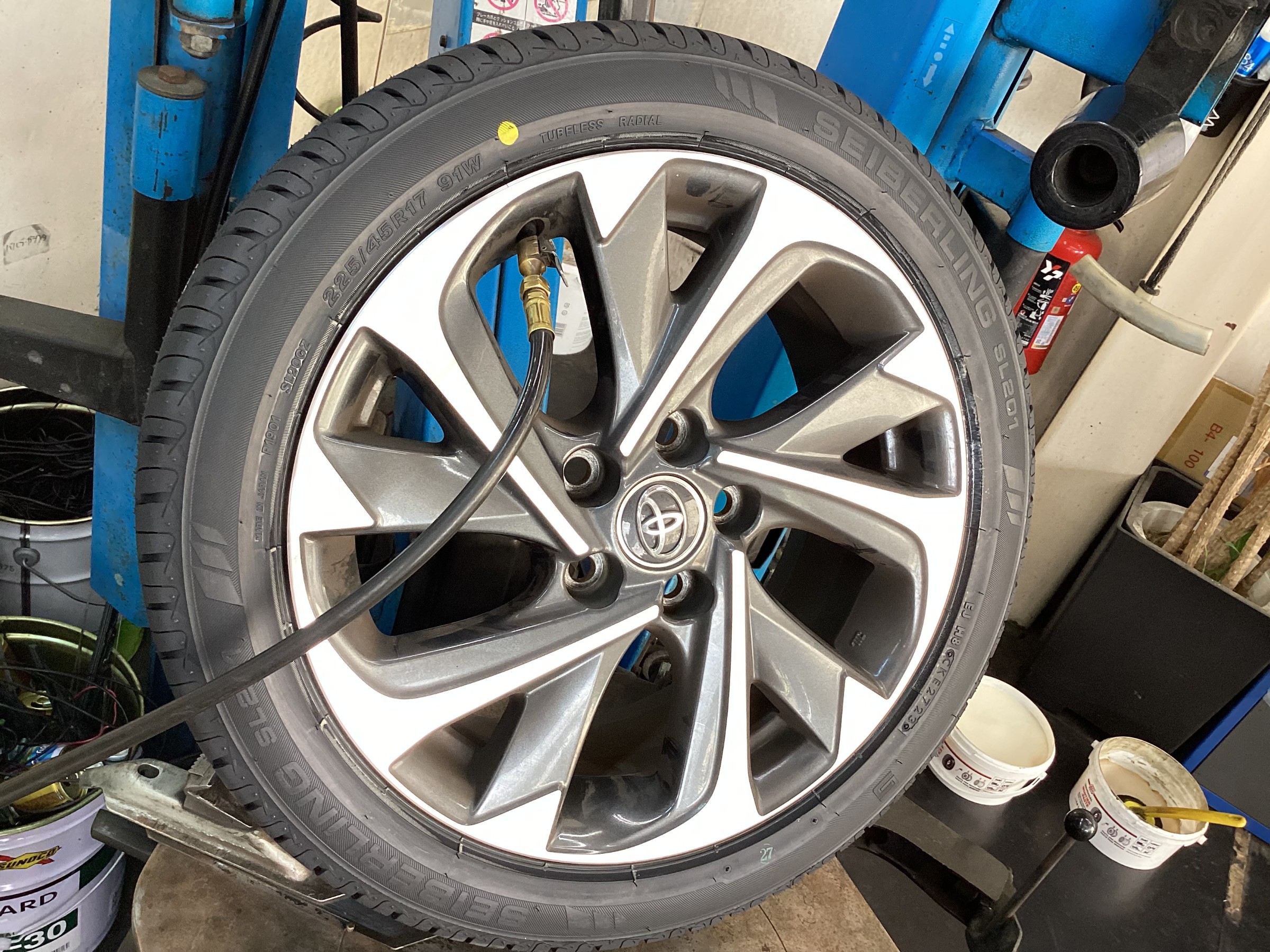 トヨタ オーリス 225/45R17 セイバーリング4本交換