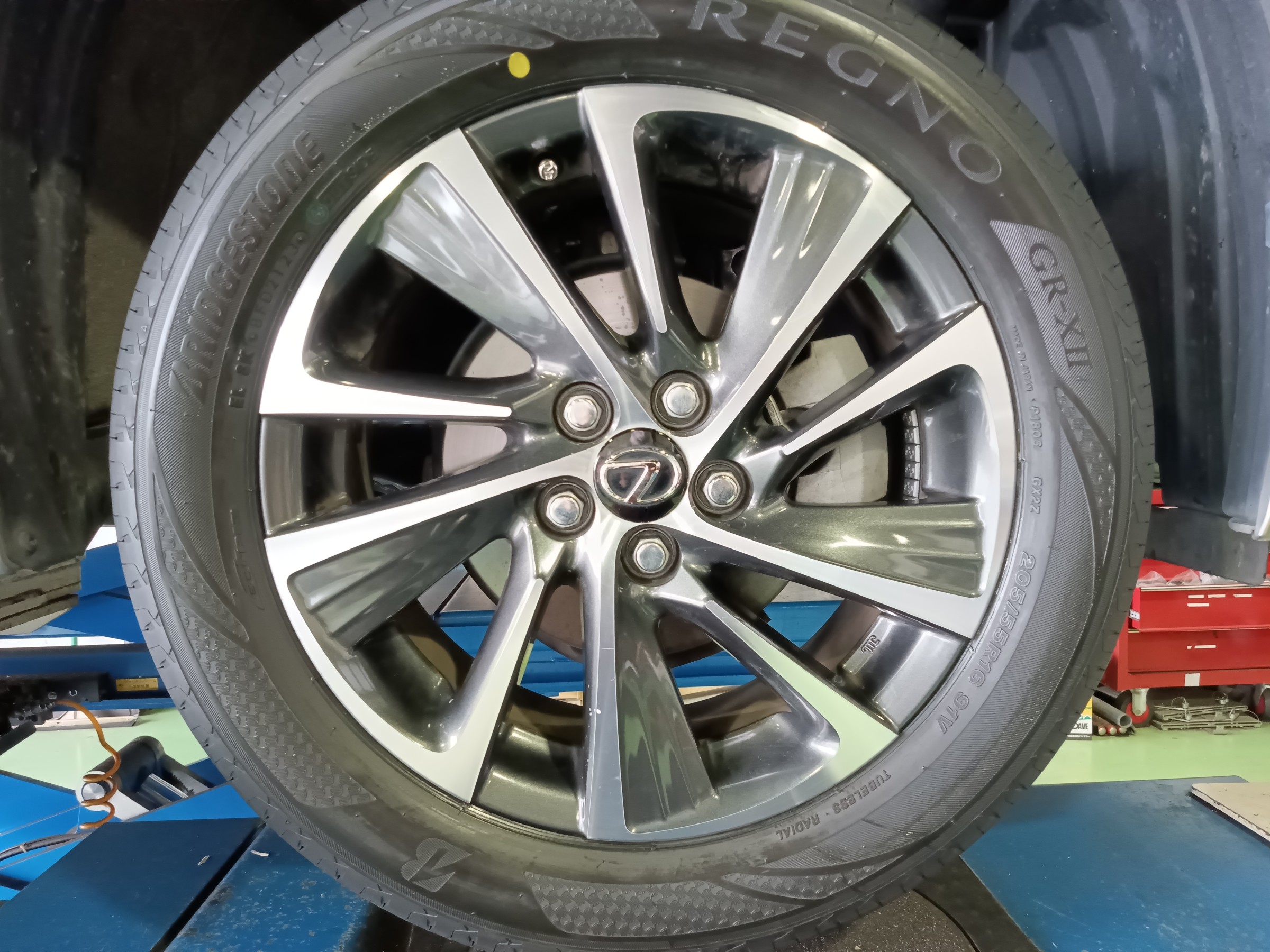 レクサス 【CT200h】 205/55R16 REGNO GR-XⅡ アライメント作業 | 店舗