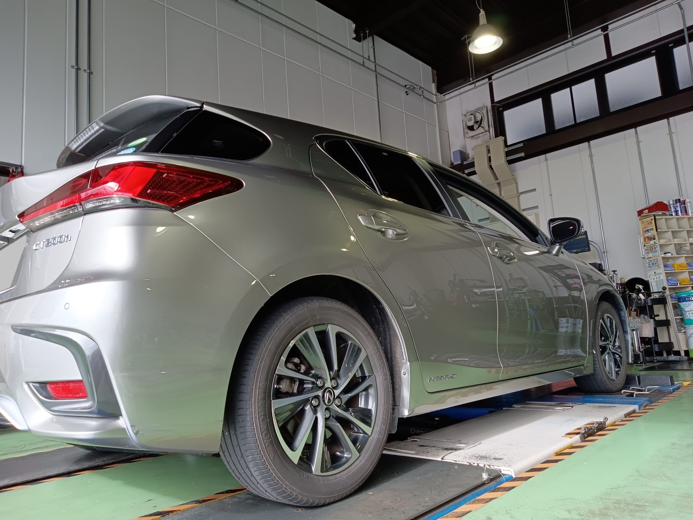 レクサス 【CT200h】 205/55R16 REGNO GR-XⅡ アライメント作業