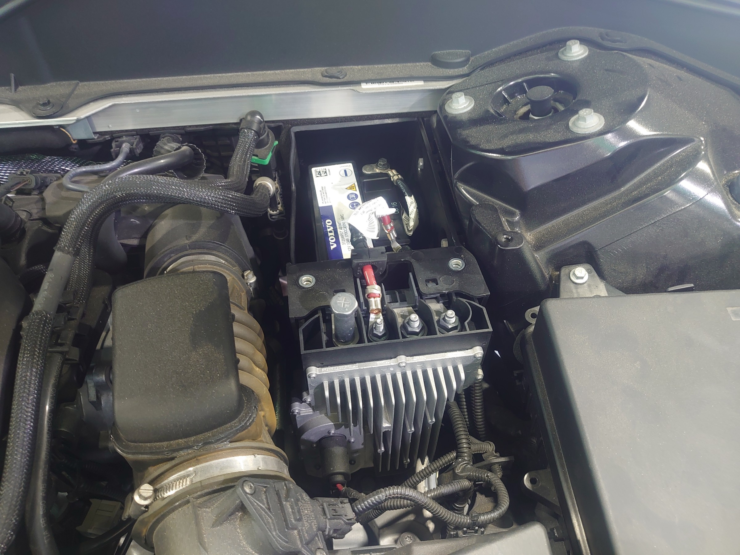 VOLVO XC90 バッテリー交換 ボルボ XC90 メンテナンス商品 パーツ取付 > 各種用品取付 サービス事例 タイヤ館