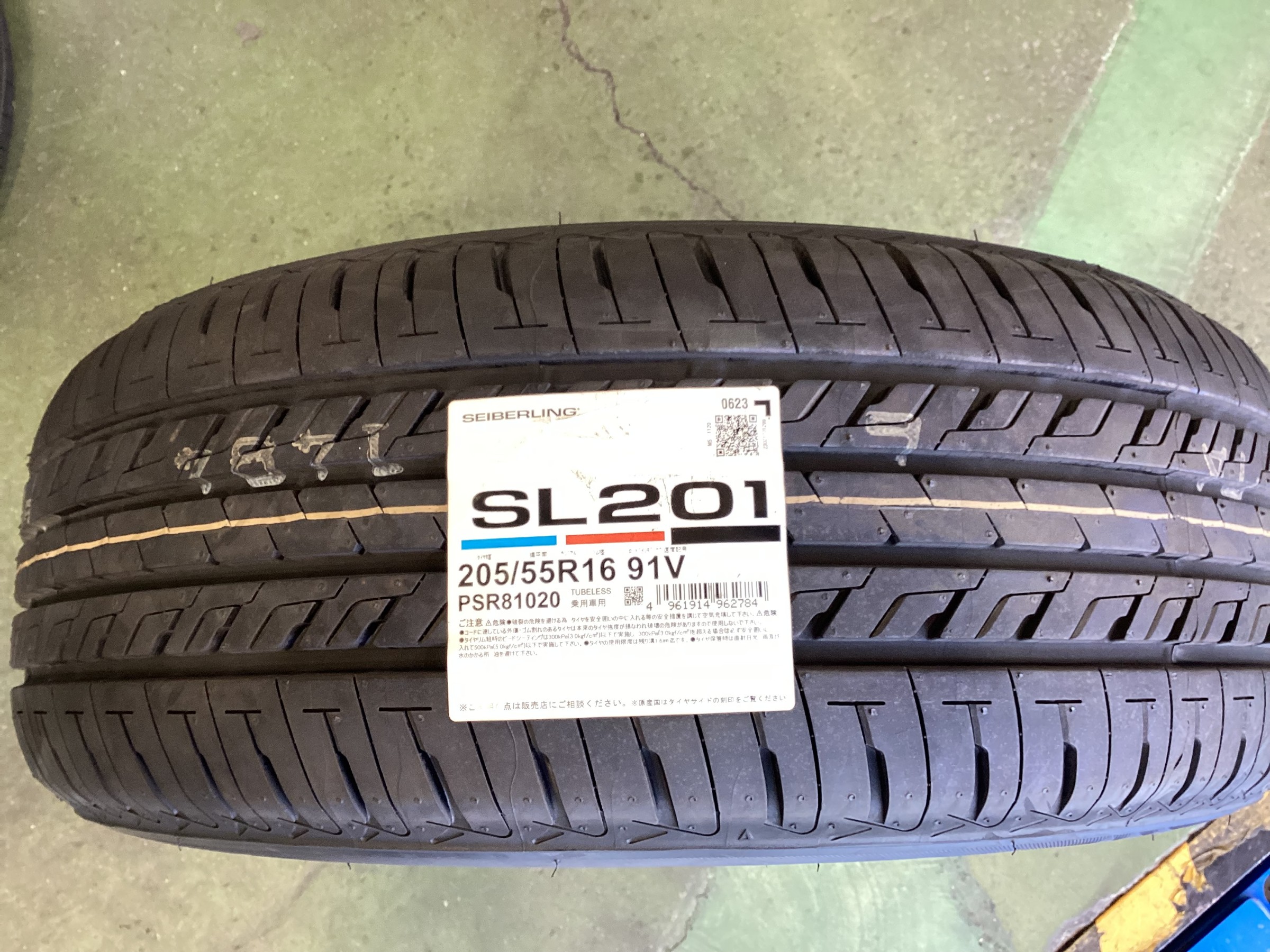 マツダ プレマシー セイバーリングSL201へタイヤ交換 | 店舗おススメ