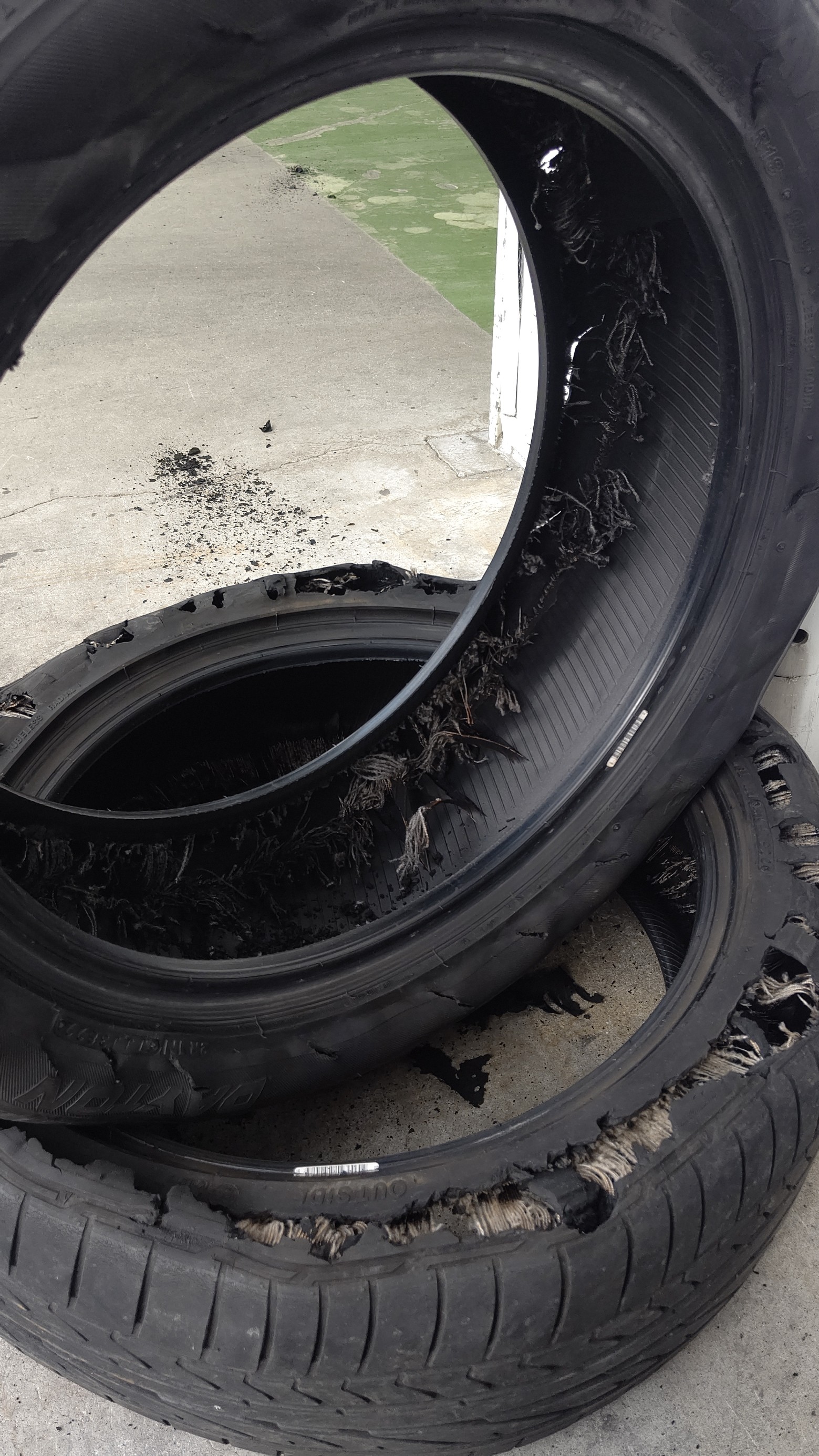 後部タイヤが、パンクしています。 アメリカの路上で自動車のタイヤがパンクした時に対処した話