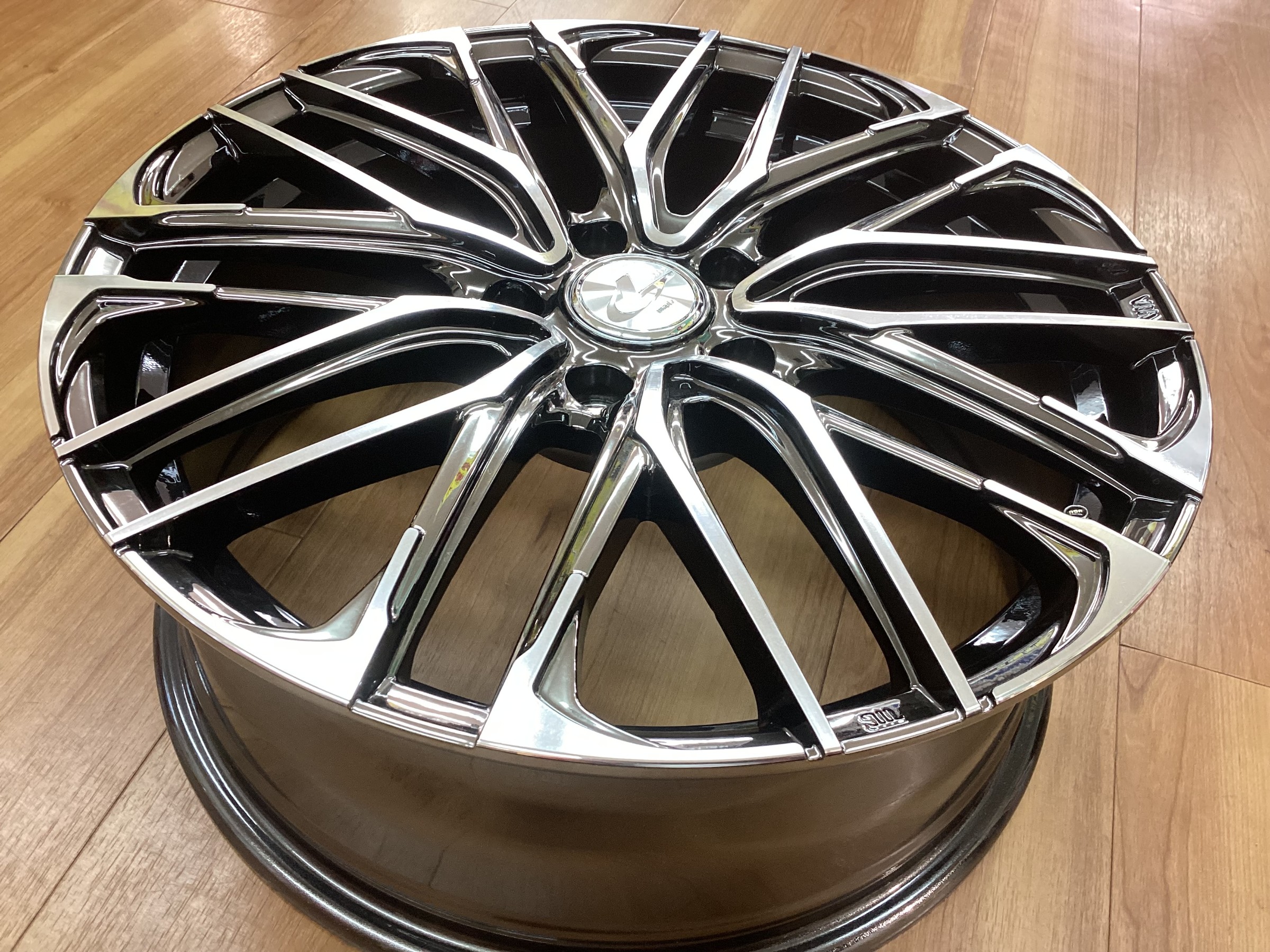 期間限定展示中】LEONIS MX／LEONIS SK | 店舗おススメ情報 | タイヤ館