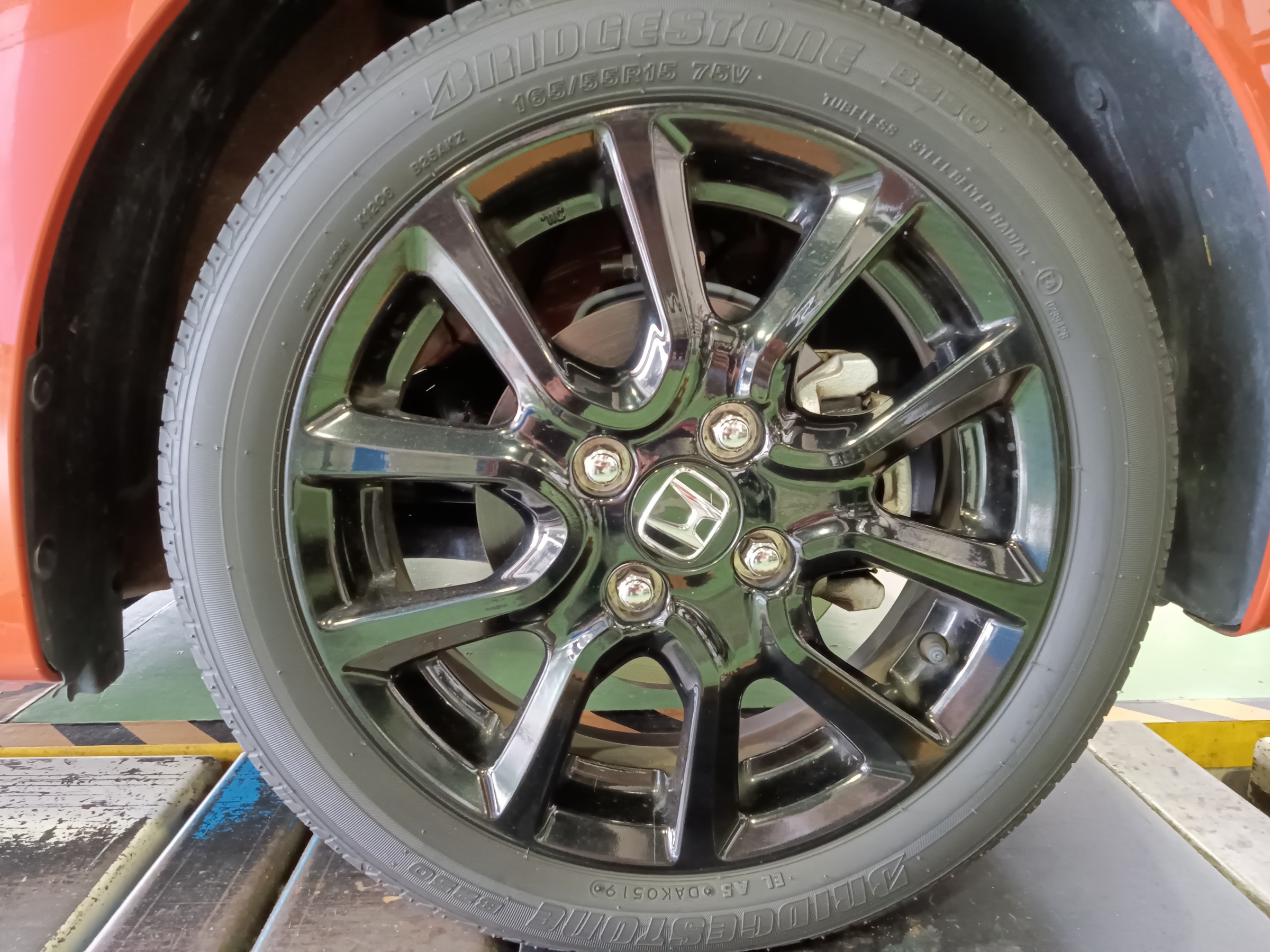 HONDA N-ONE タイヤ交換 ブリヂストン エコピアNH200C 165/55R15