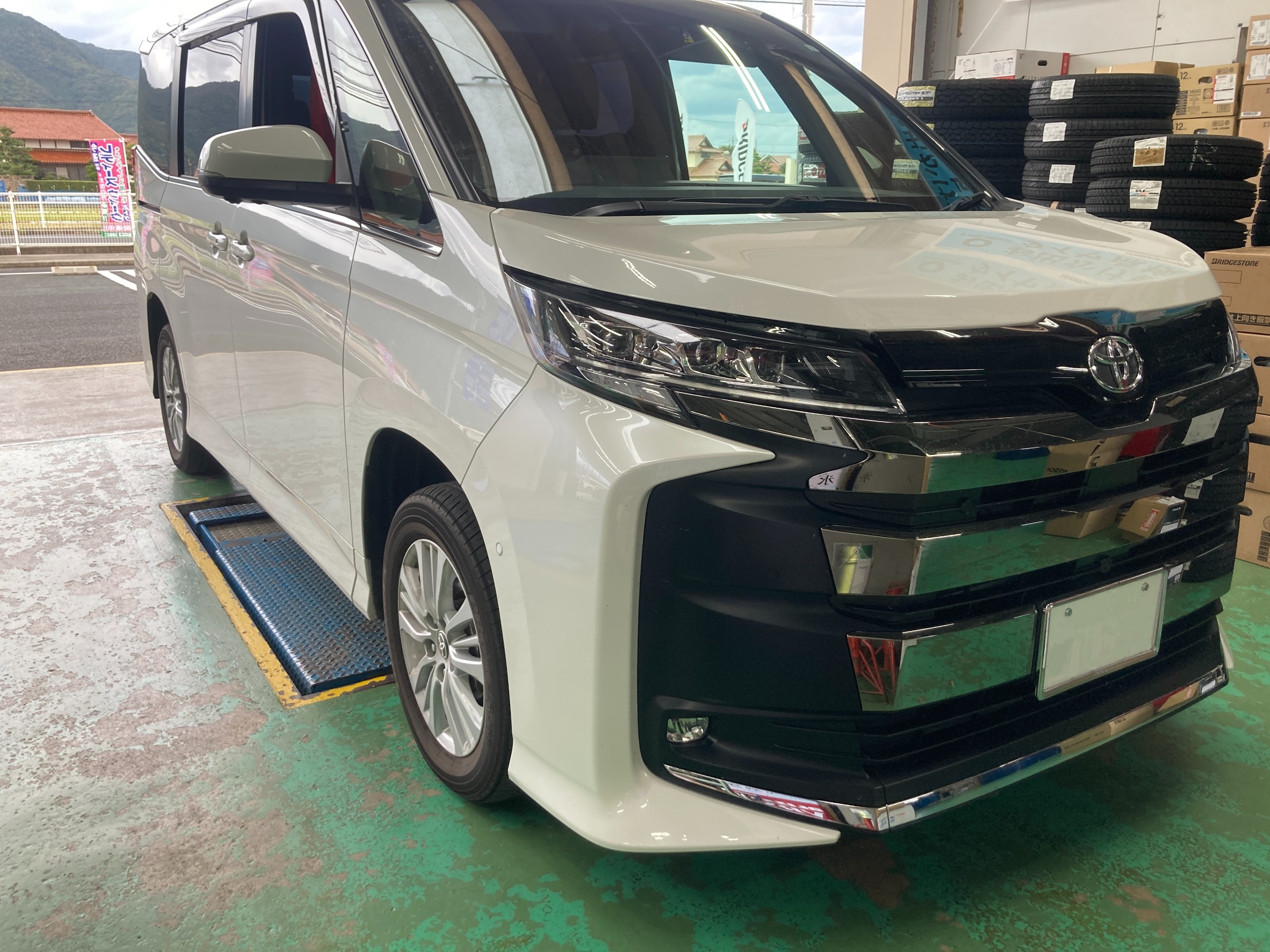 4WD特有の腰高感を無くしたい!! ／ トヨタ ノア MZRA95W | 店舗お