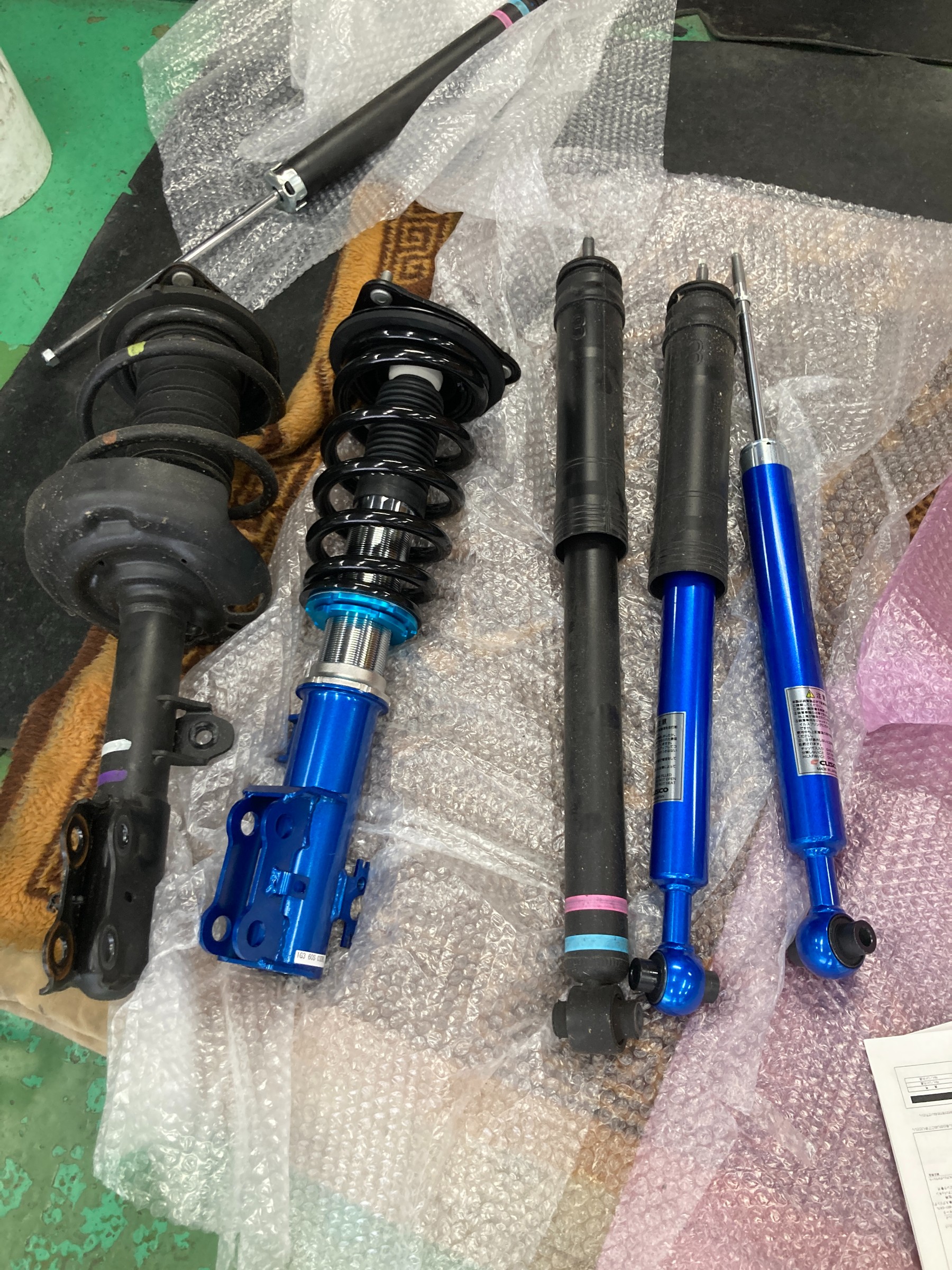 4WD特有の腰高感を無くしたい!! ／ トヨタ ノア MZRA95W | 店舗お