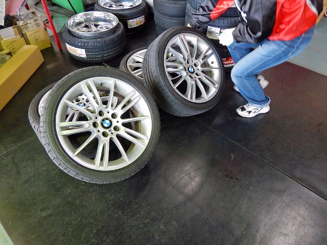 ランフラットタイヤ 交換 ポテンザs001ランフラット Rft Bmw 3シリーズ タイヤ ランフラットタイヤ取扱 サービス事例 タイヤ館 敦賀 石川県 福井県のタイヤ カー用品ショップ タイヤからはじまる トータルカーメンテナンス タイヤ館グループ