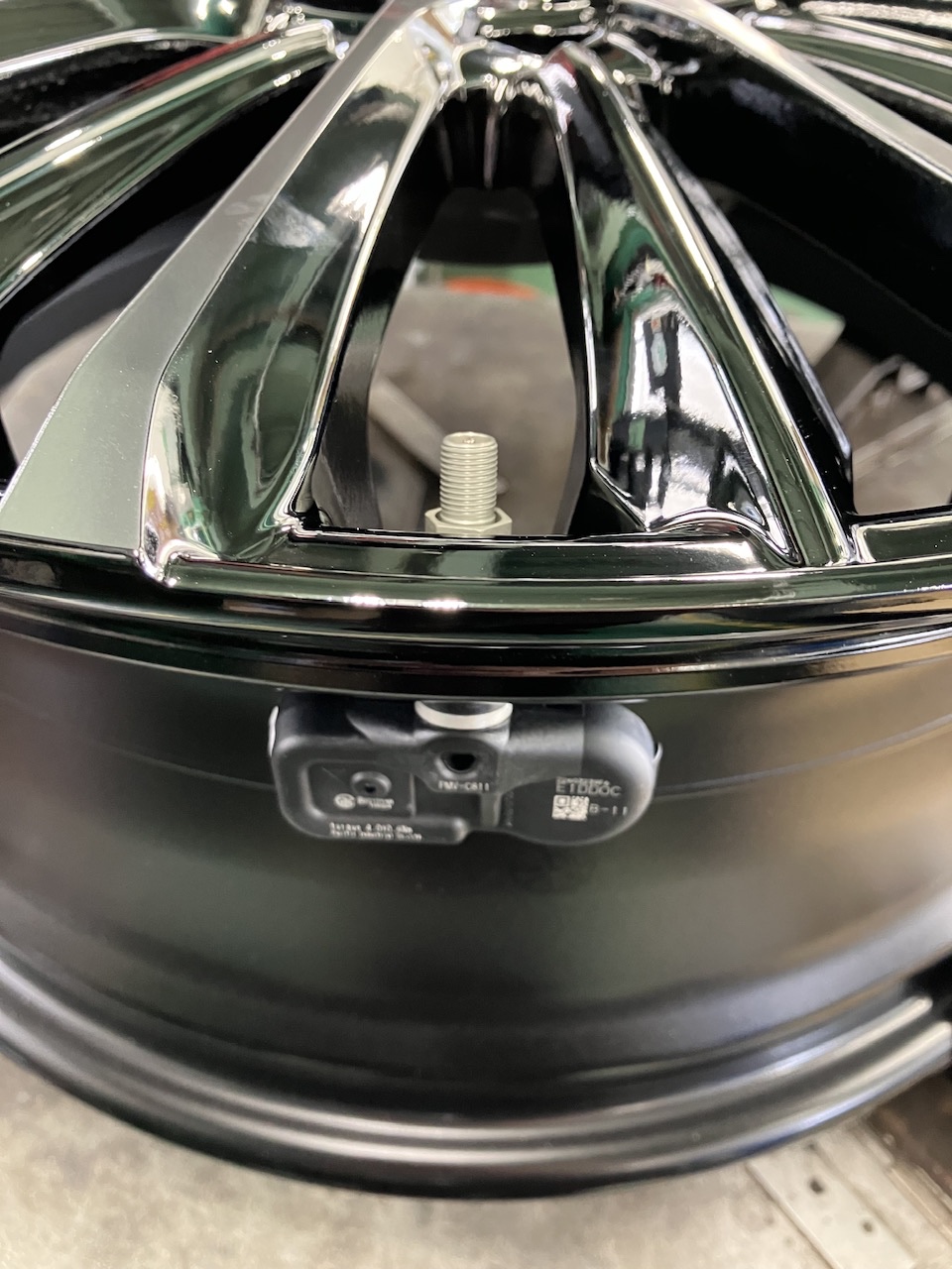 トヨタ90系ヴォクシータイヤホイール空気圧センサーレーダー取り付け