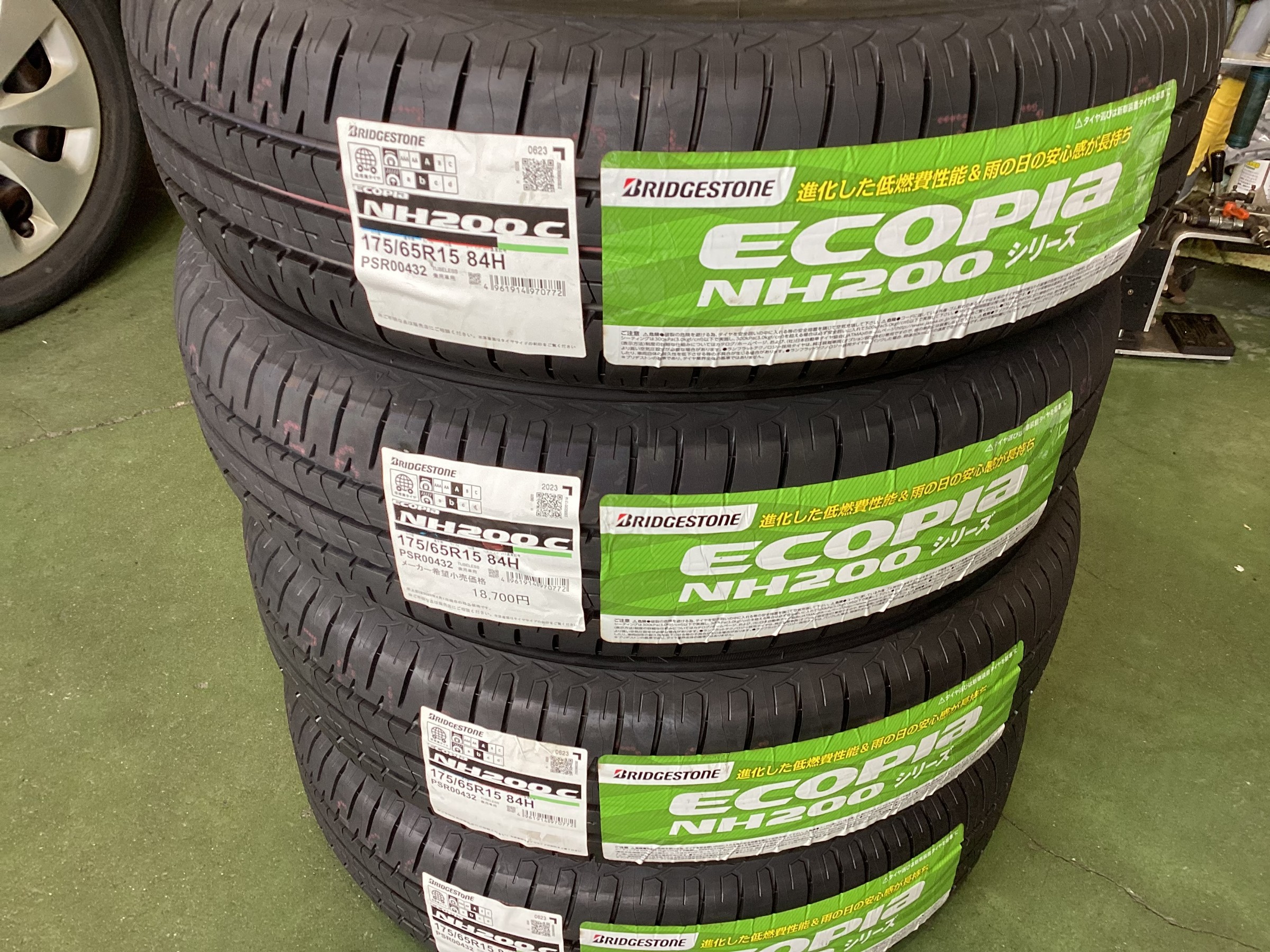 トヨタ　アクア　エコピアNH200Cへタイヤ交換　タイヤ館五日市