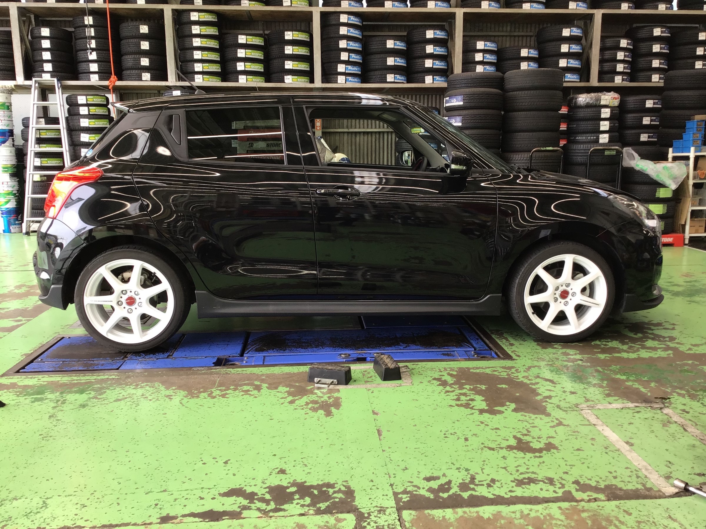 スズキ・スイフトスポーツ(ZC33S)〜車高調取り付け(BLITZ