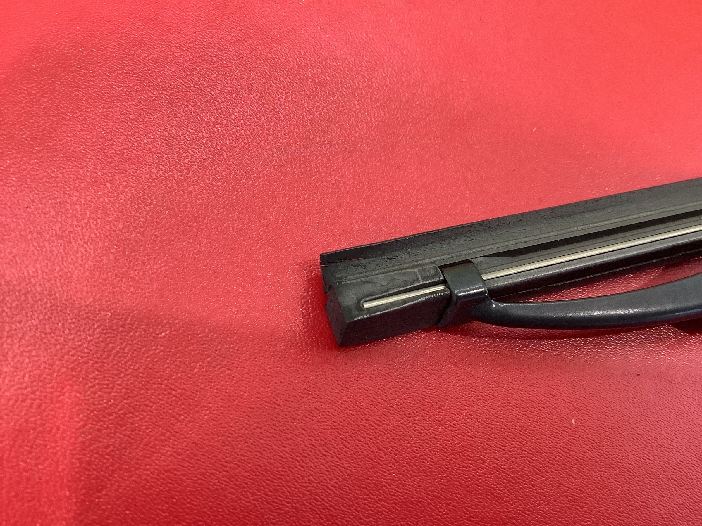 見えにくいですが、ワイパーゴムが切れています。