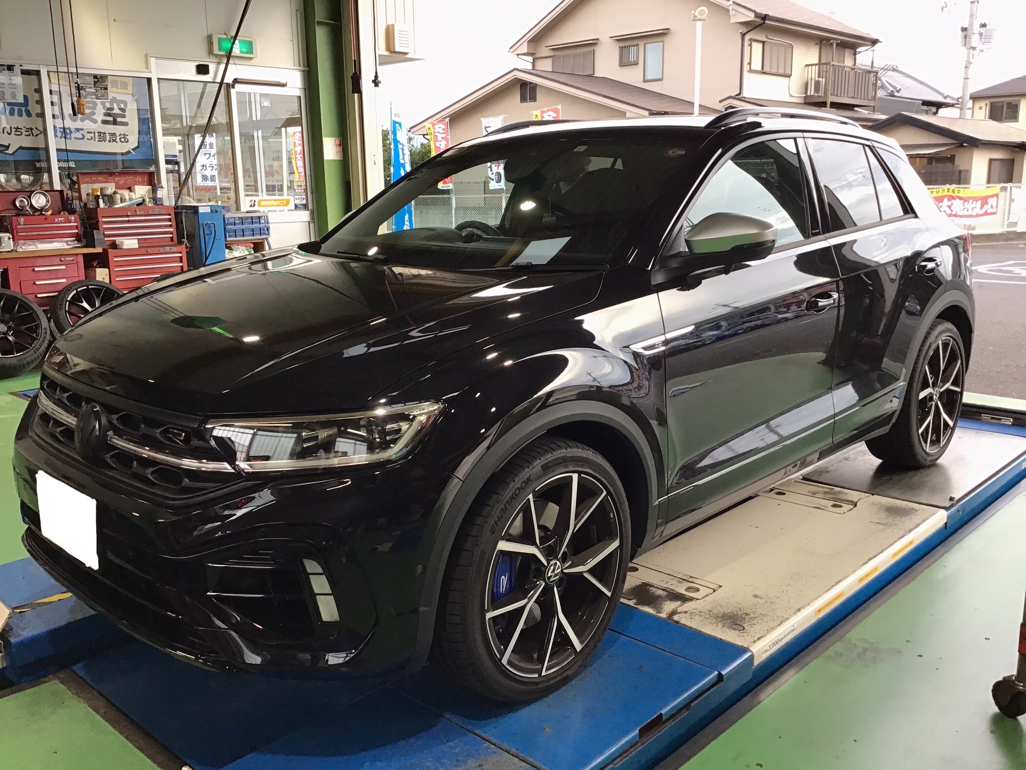 VW TーRoc R ホイール交換です! | 店舗おススメ情報 | タイヤ館 VW TーRoc R ホイール交換です! | 店舗おススメ情報 | タイヤ館