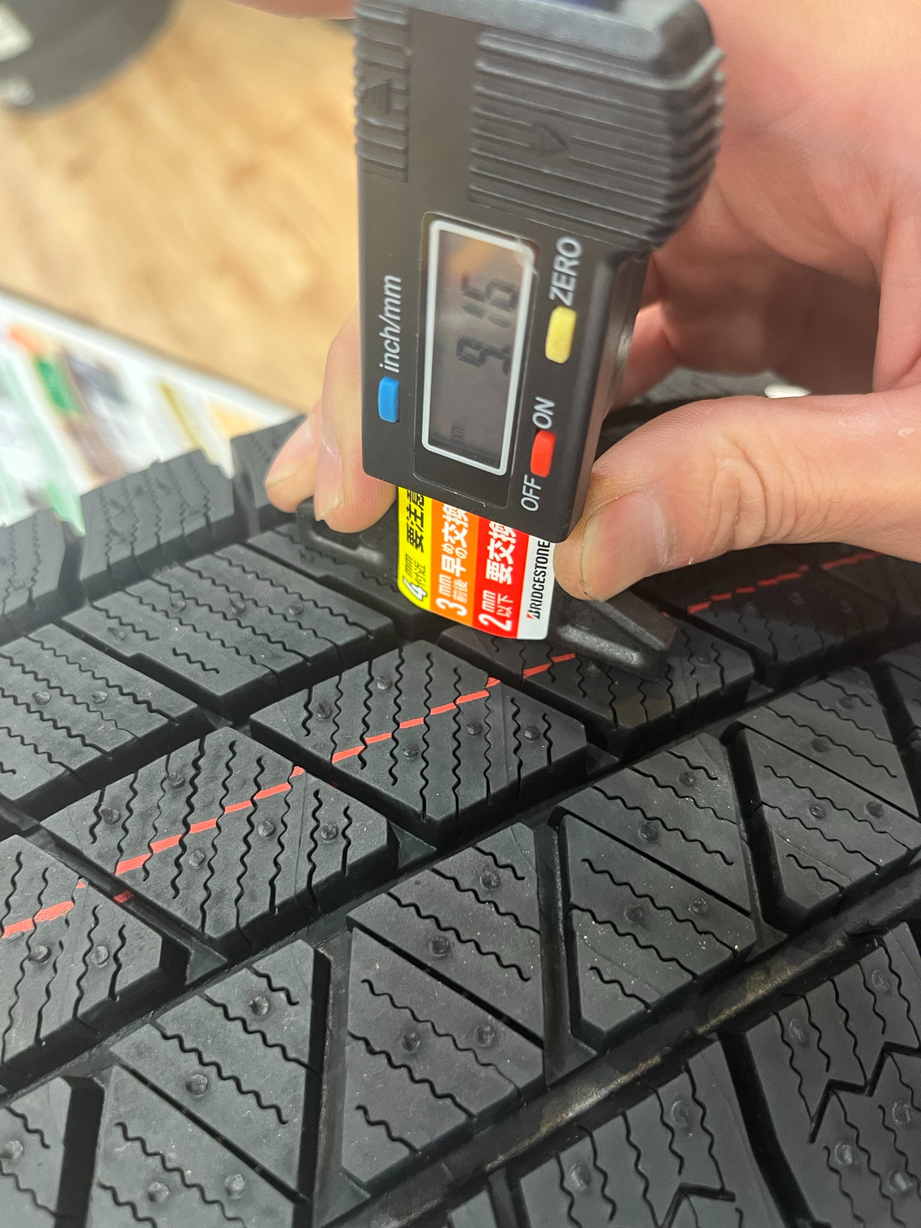 スタッドレス タイヤ 溝 新品 何 ミリ！？早期予約受付中