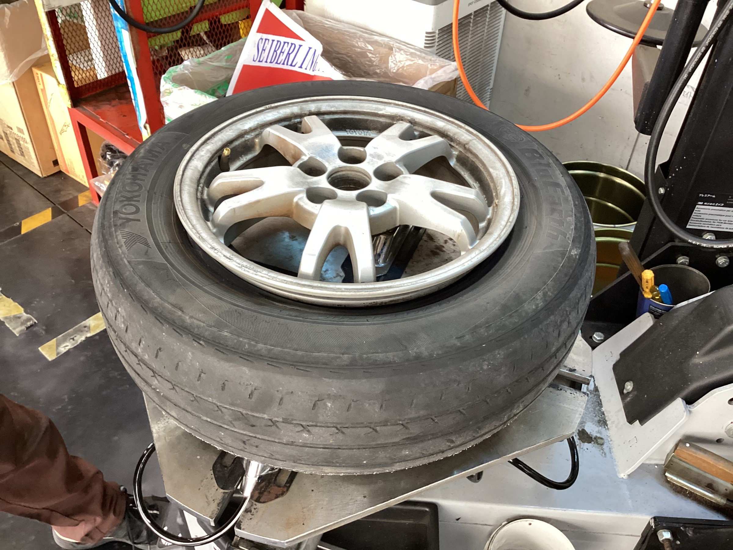 トヨタ プリウス タイヤ交換 195/65R15 ブリヂストン ルフトRVⅡ