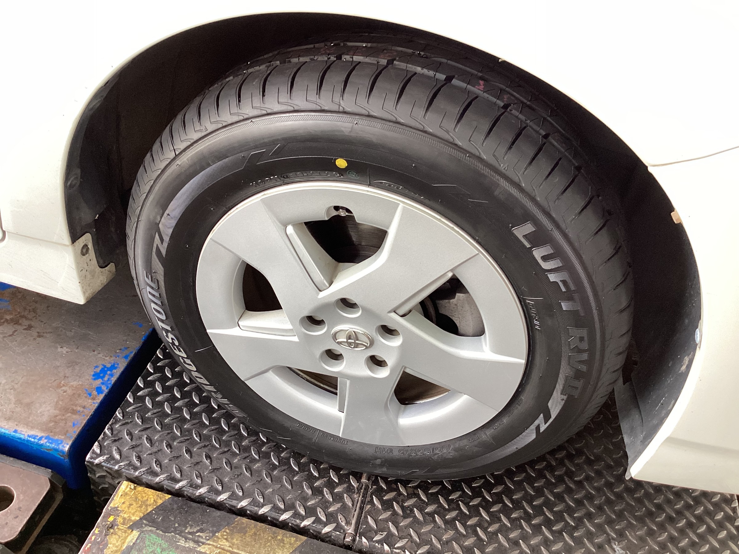 トヨタ　プリウス　タイヤ交換　195/65R15　ブリヂストン　ルフトRVⅡ