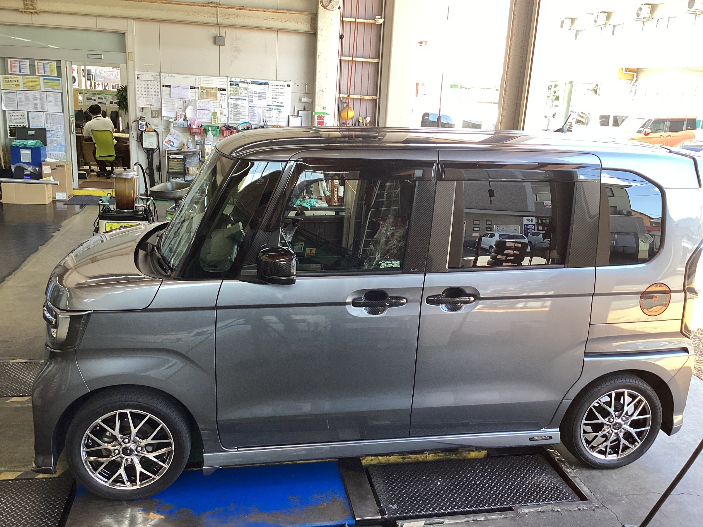 ホンダ　N-BOX　足廻り交換　カヤバ　ローファースポーツ