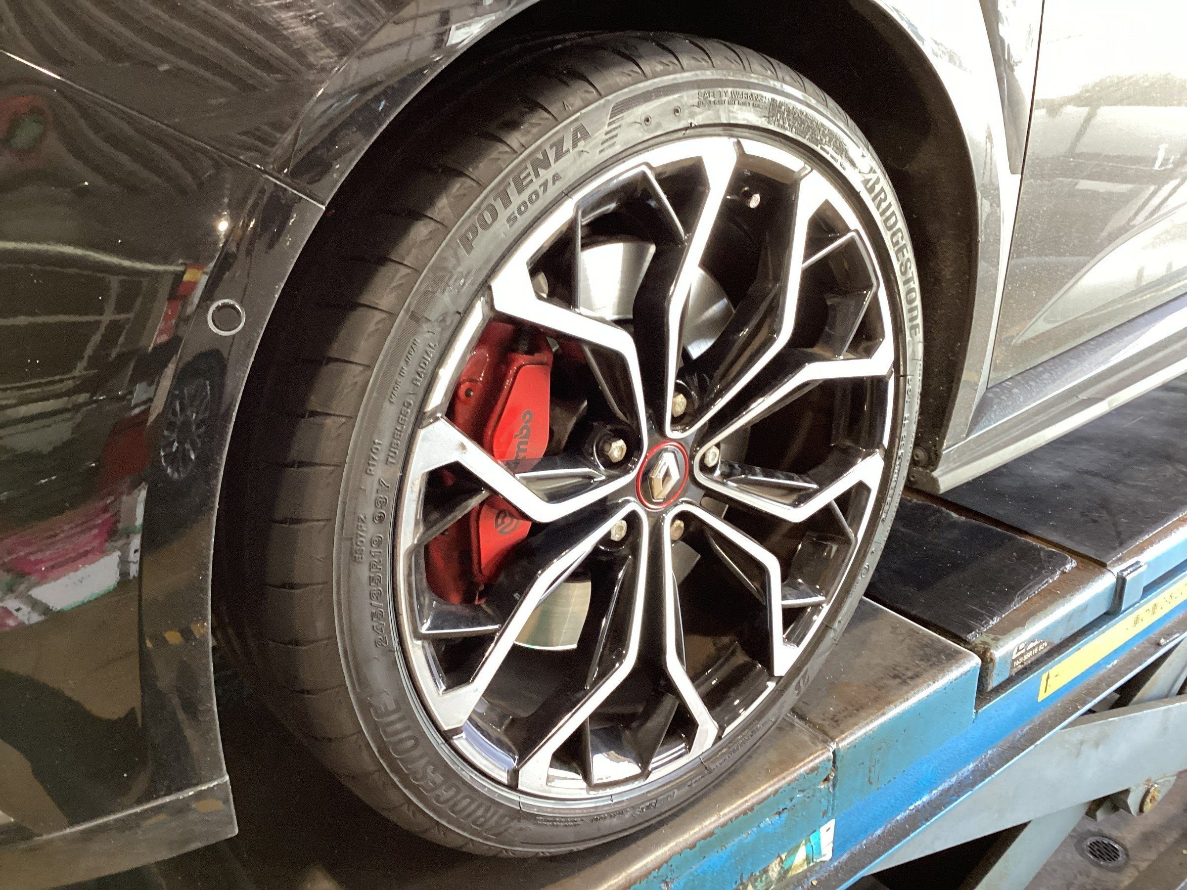 ルーテシア メガーヌRS タイヤ交換 | 店舗おススメ情報 | タイヤ館