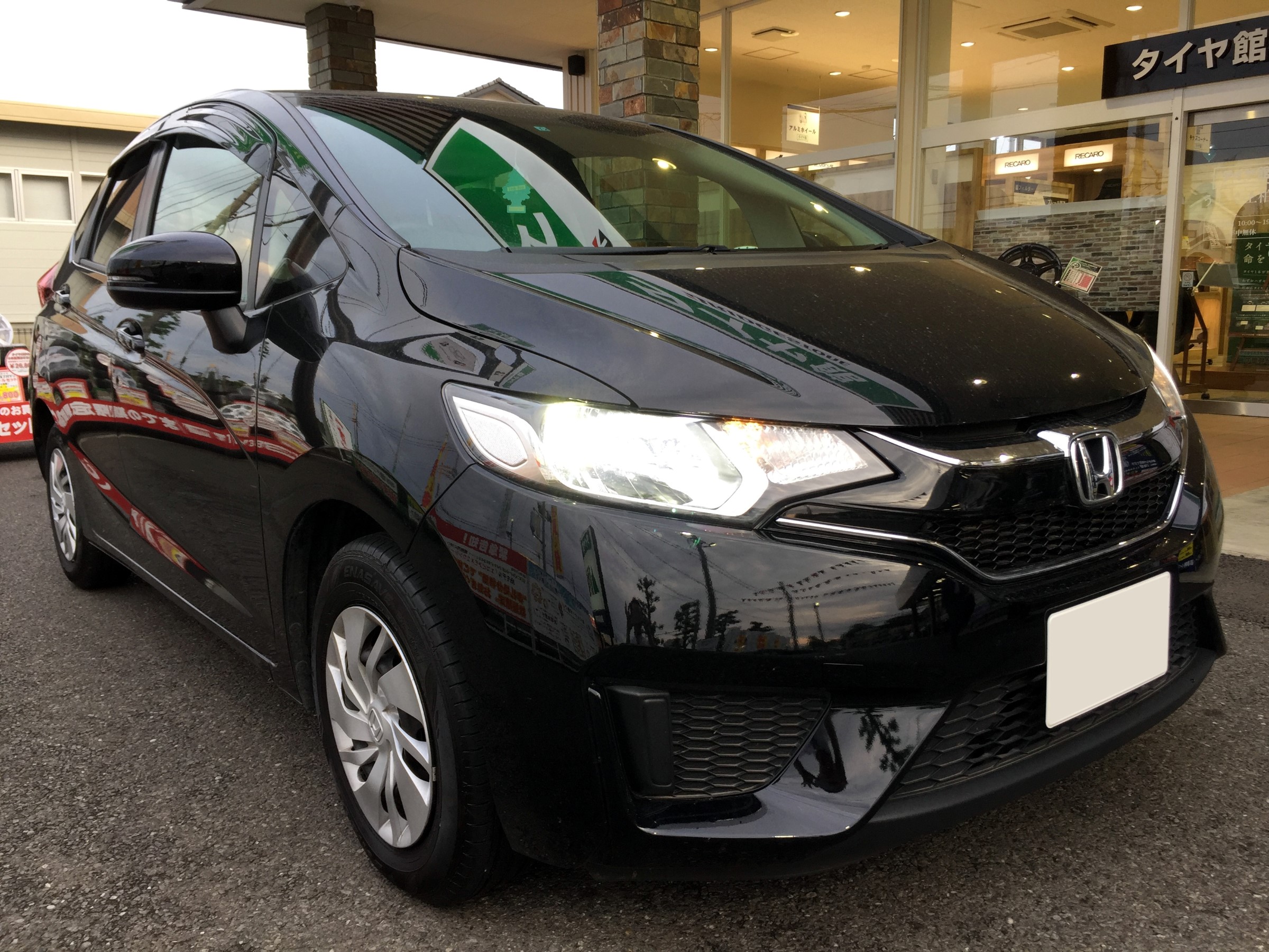 ホンダ フィット３ Ledヘッドライトに交換しました ホンダ フィット その他 パーツ取付 各種用品取付 サービス事例 タイヤ館 うしく上柏田 茨城県のタイヤ カー用品ショップ タイヤからはじまる トータルカーメンテナンス タイヤ館グループ