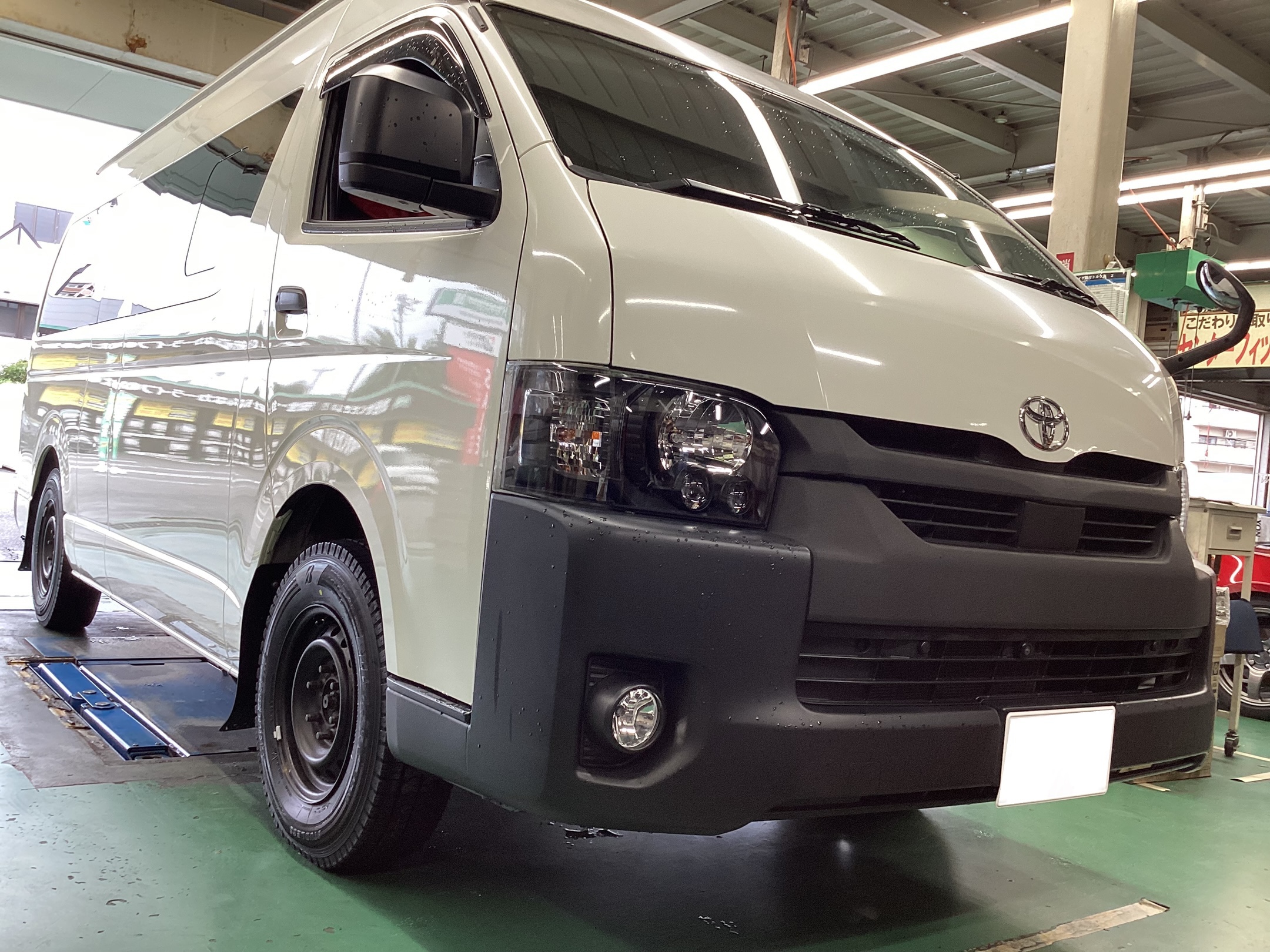 トヨタ・ハイエース】スタッドレスタイヤ交換作業（ブリヂストン