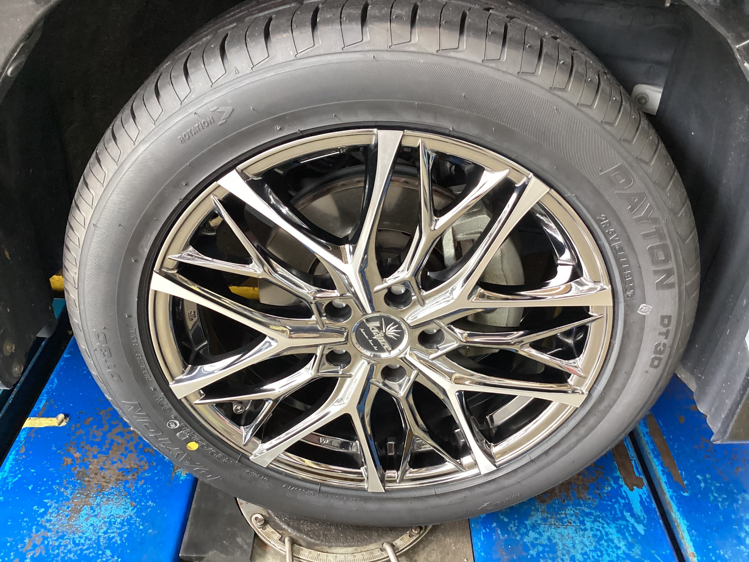 トヨタ　アルファード　235/50R18　タイヤ交換