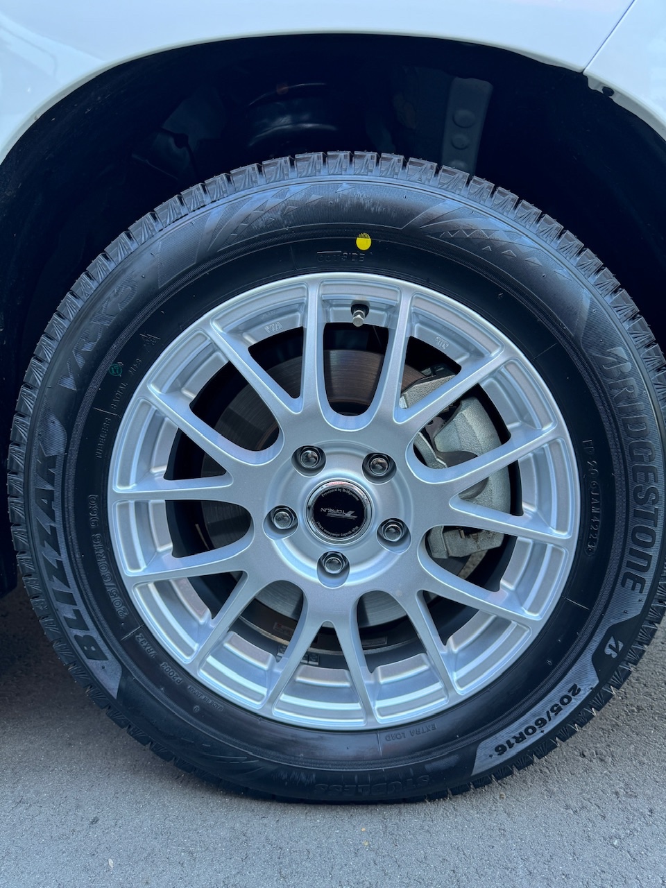 トヨタ 90 ノア】スタッドレスアルミセットお取り付けです！ | 店舗お