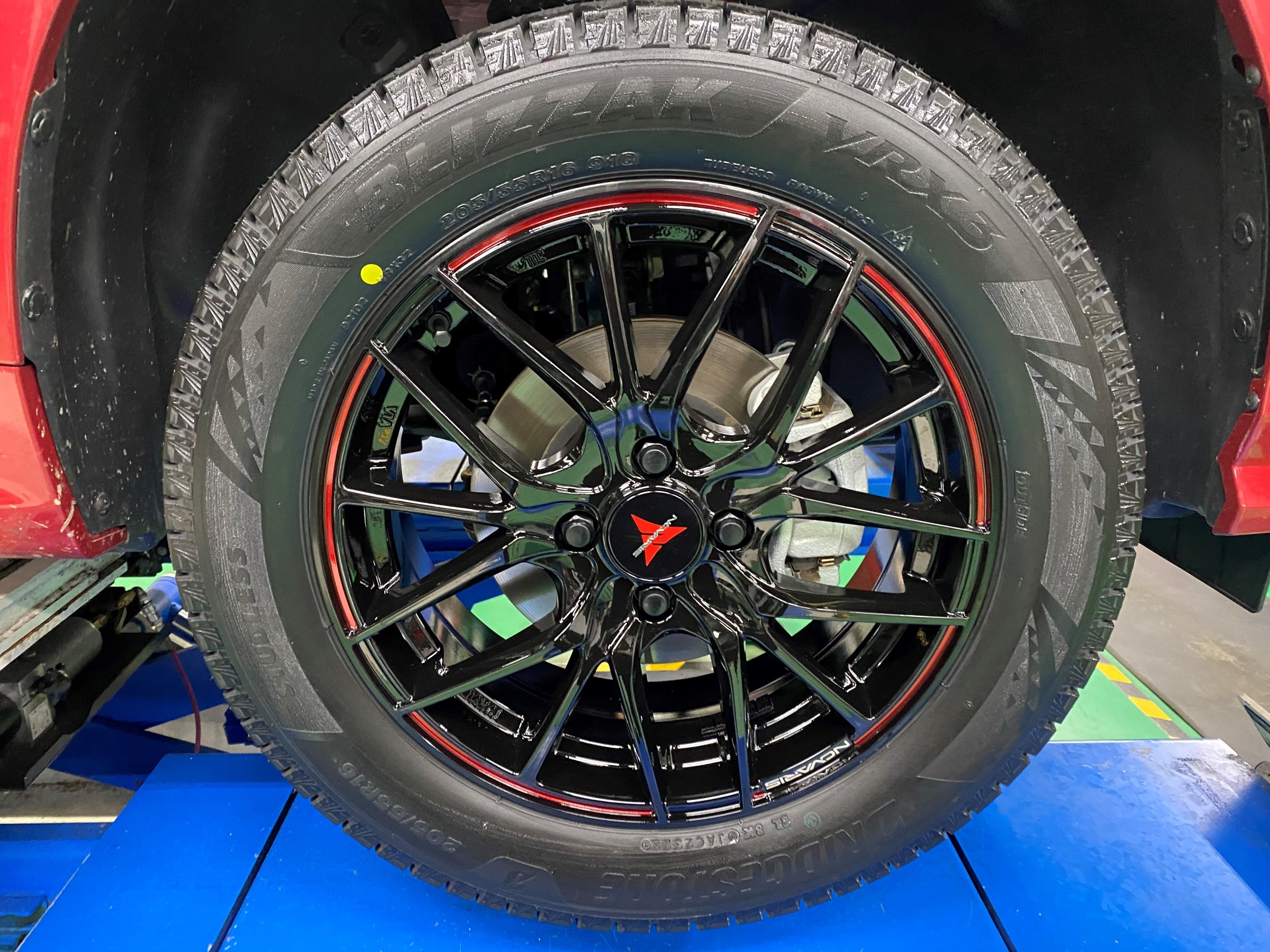 日産ノートオーラにスタッドレスタイヤホイールセット取り付けました