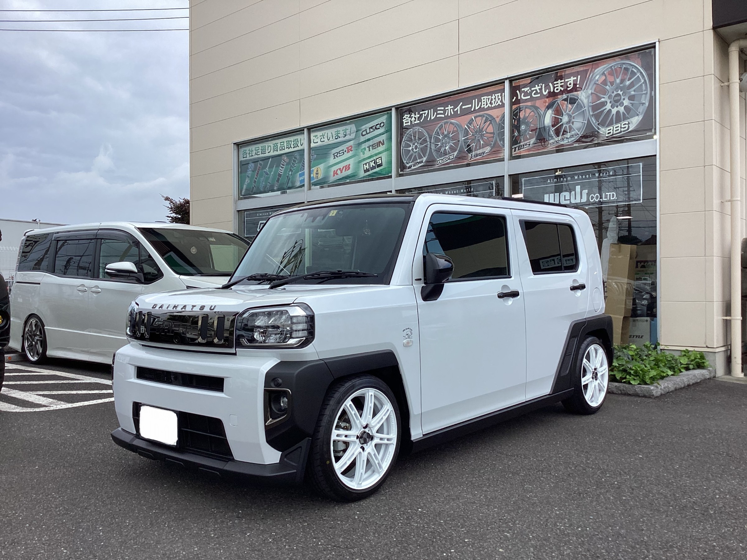 ダイハツタフトLA900S右ヘッドライトR6年式 ダイハツタフトLA900S右ヘッドライトR6年式 - メルカリ
