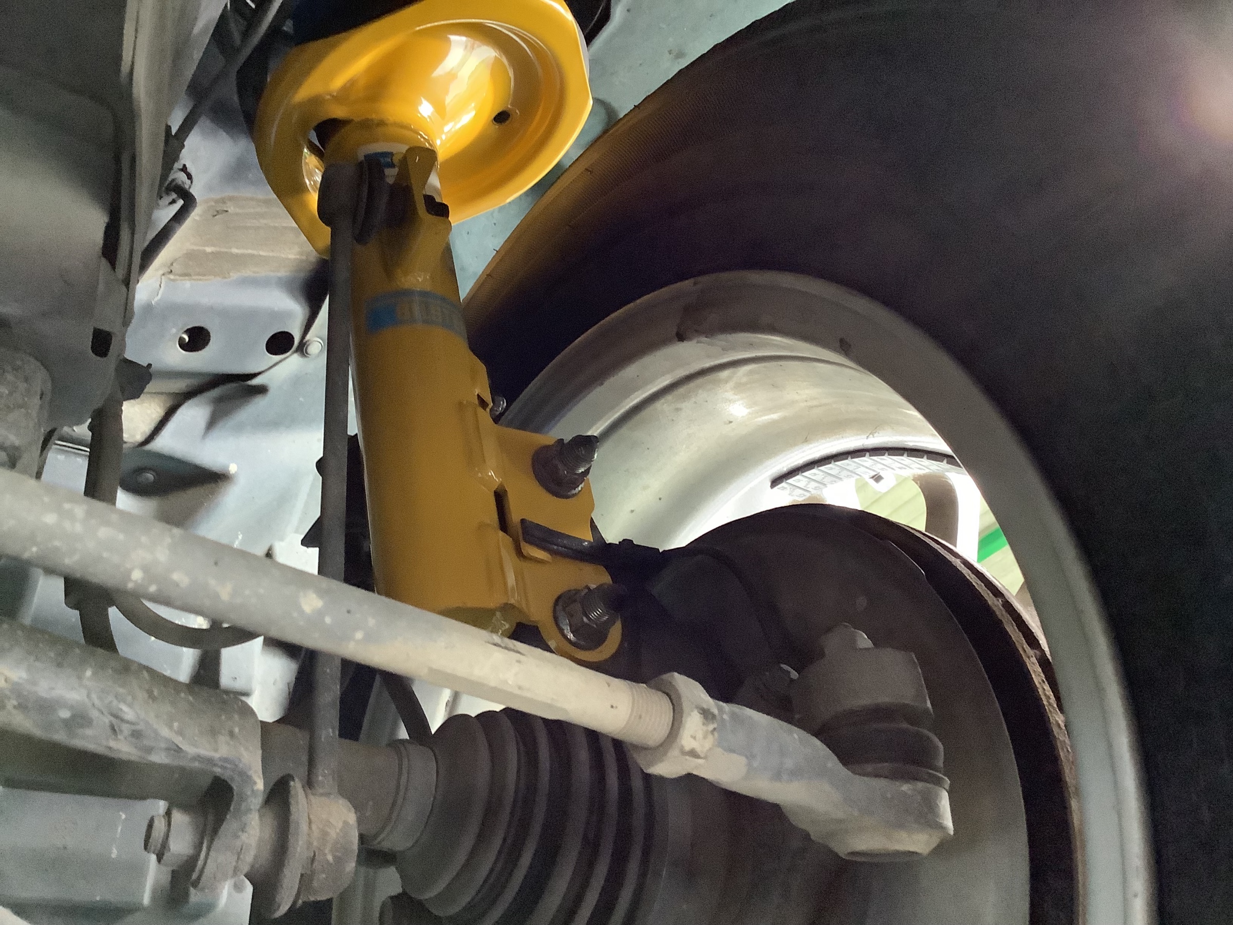デリカD:5 「CV5W」 BILSTEIN 純正形状ショック交換♪ | 店舗お