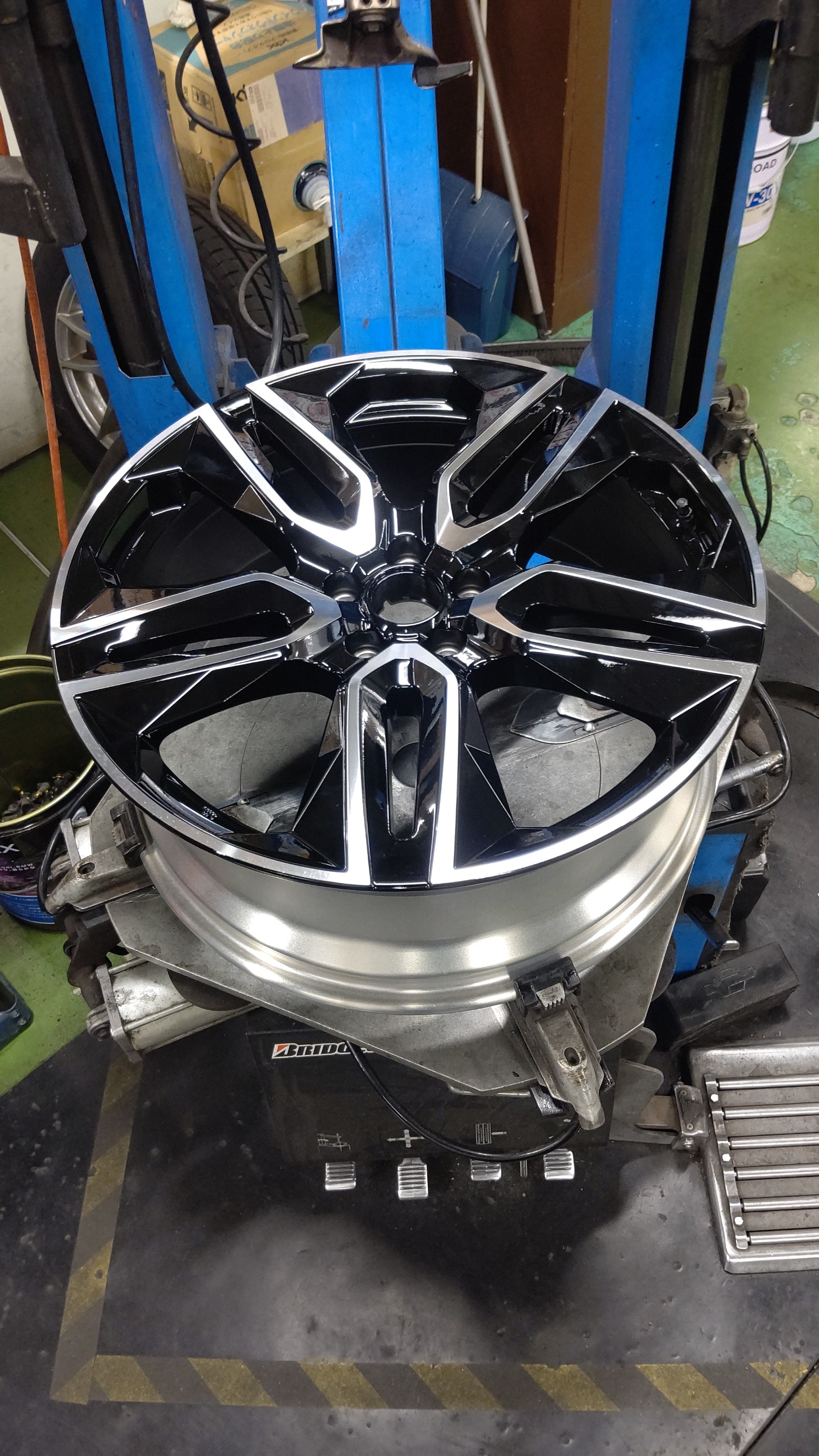 冬支度が始まってます。レクサス RX500h Fスポーツの21インチ