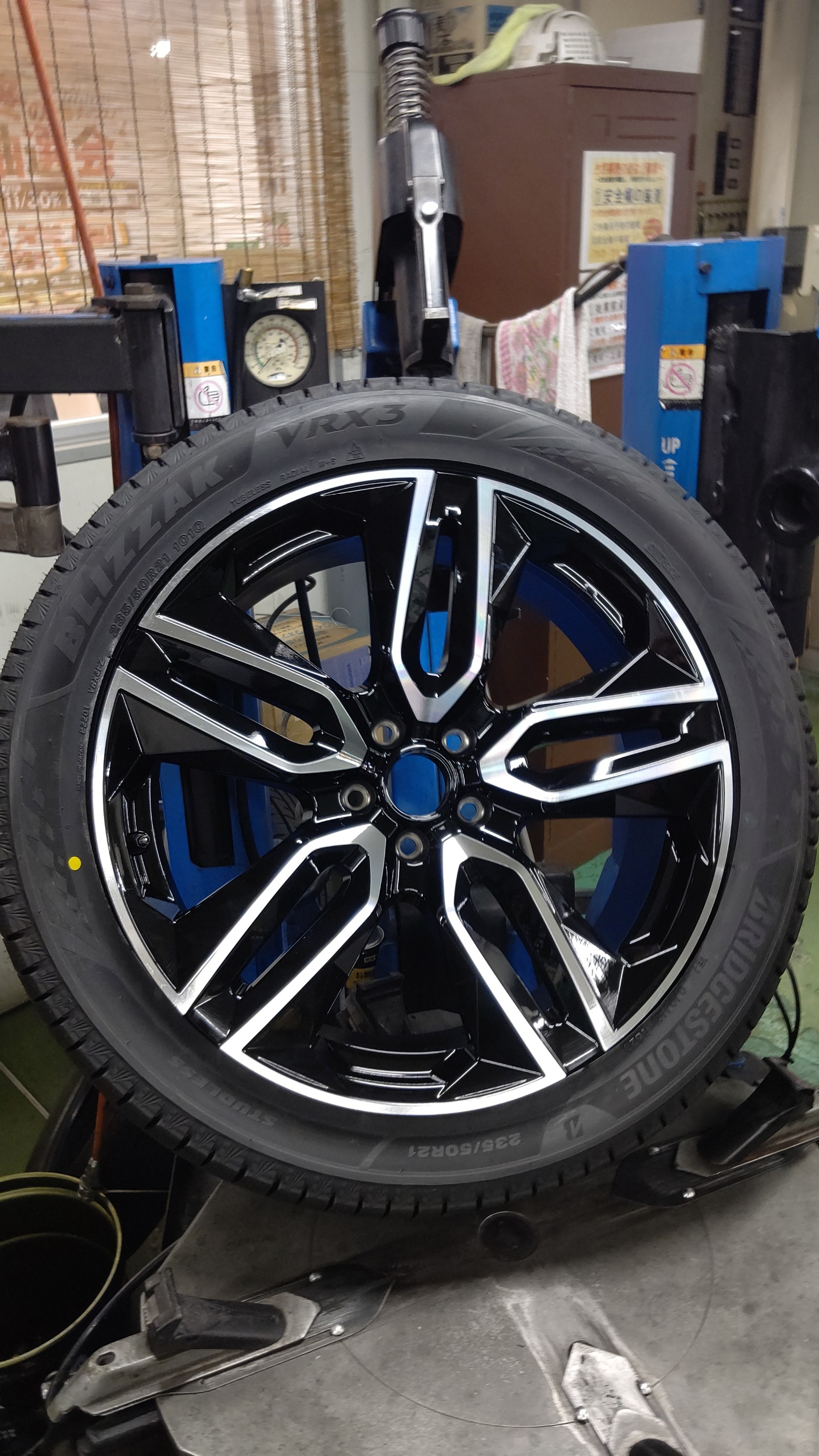 冬支度が始まってます。レクサス RX500h Fスポーツの21インチ