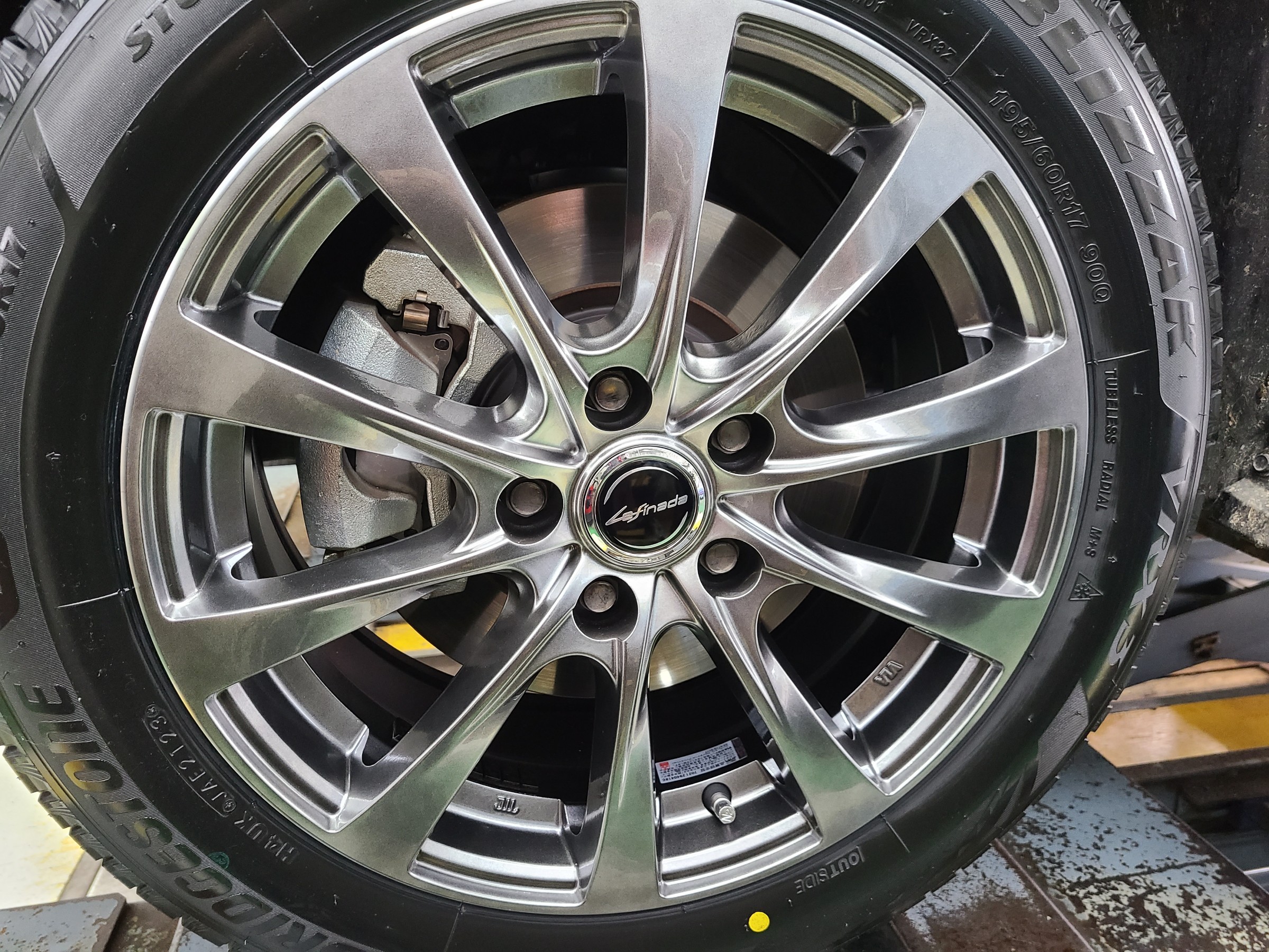 新型プリウスに、タイヤホイールセット装着！！ | スタッフ日記