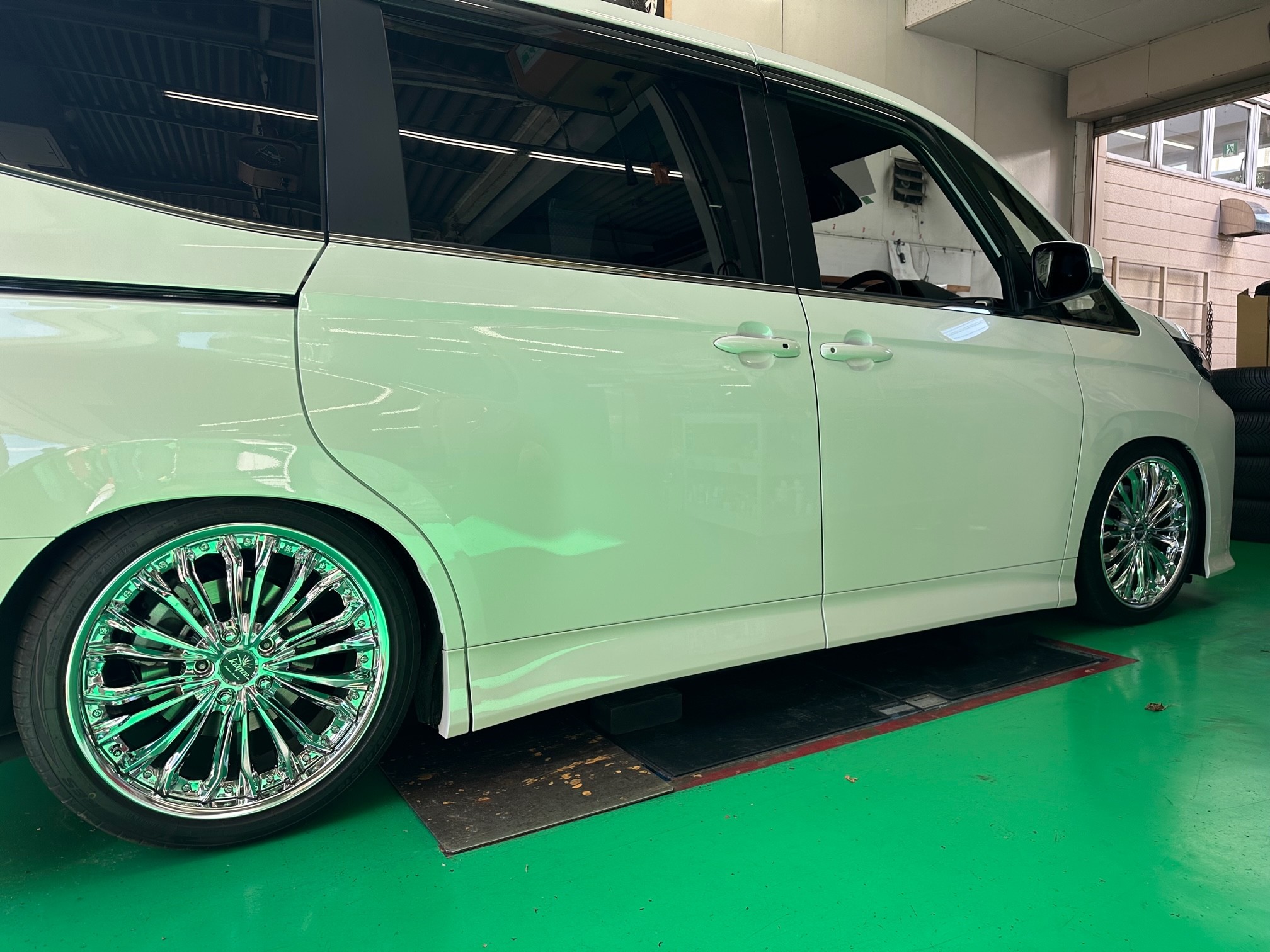 新型ノア（ZWR90W） RSR車高調 BLACK☆i 取付 | 店舗おススメ