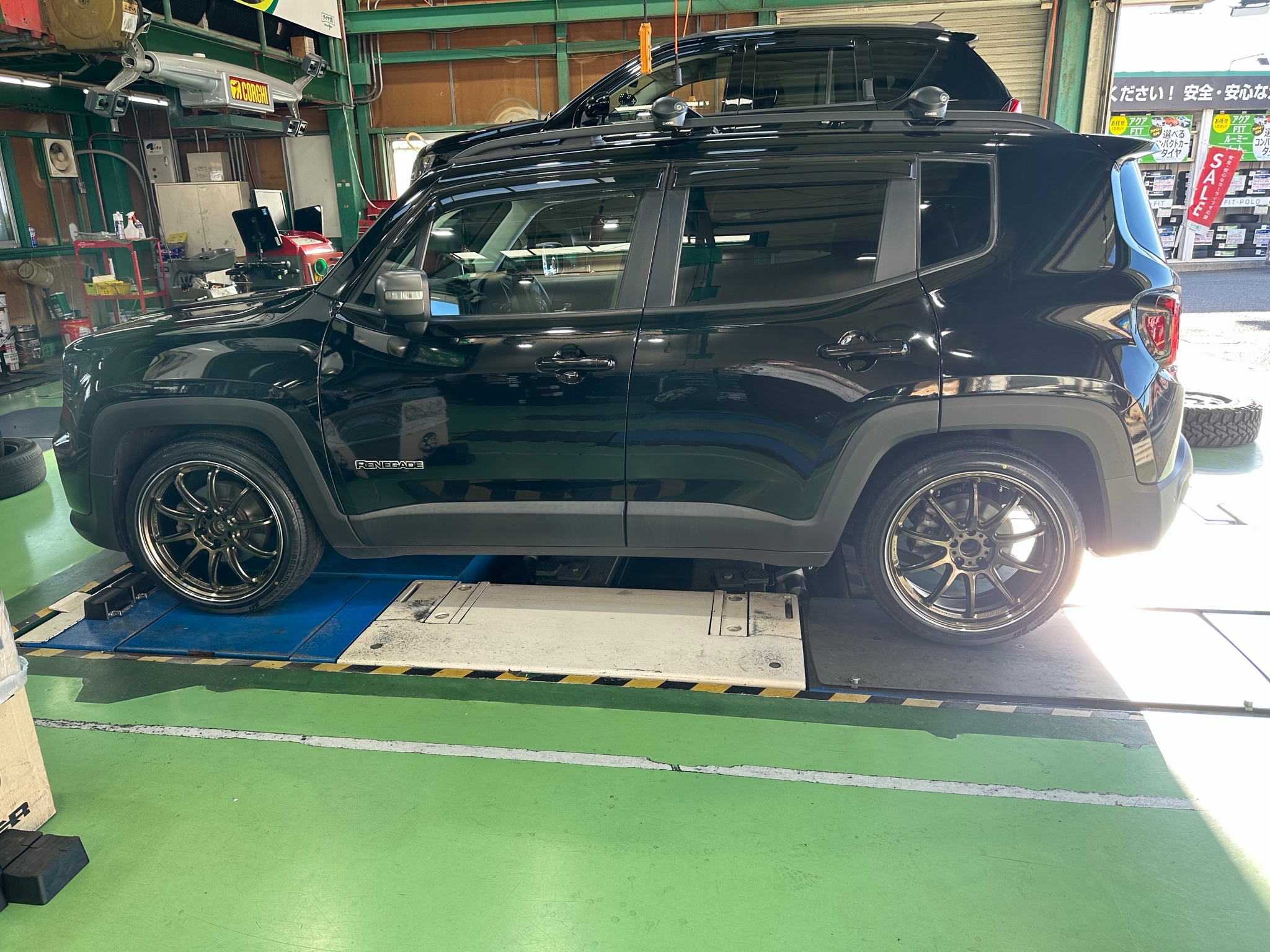 ジープ レネゲードに WORK EMOTION ZR10 HGLCカラー19インチ取り付け