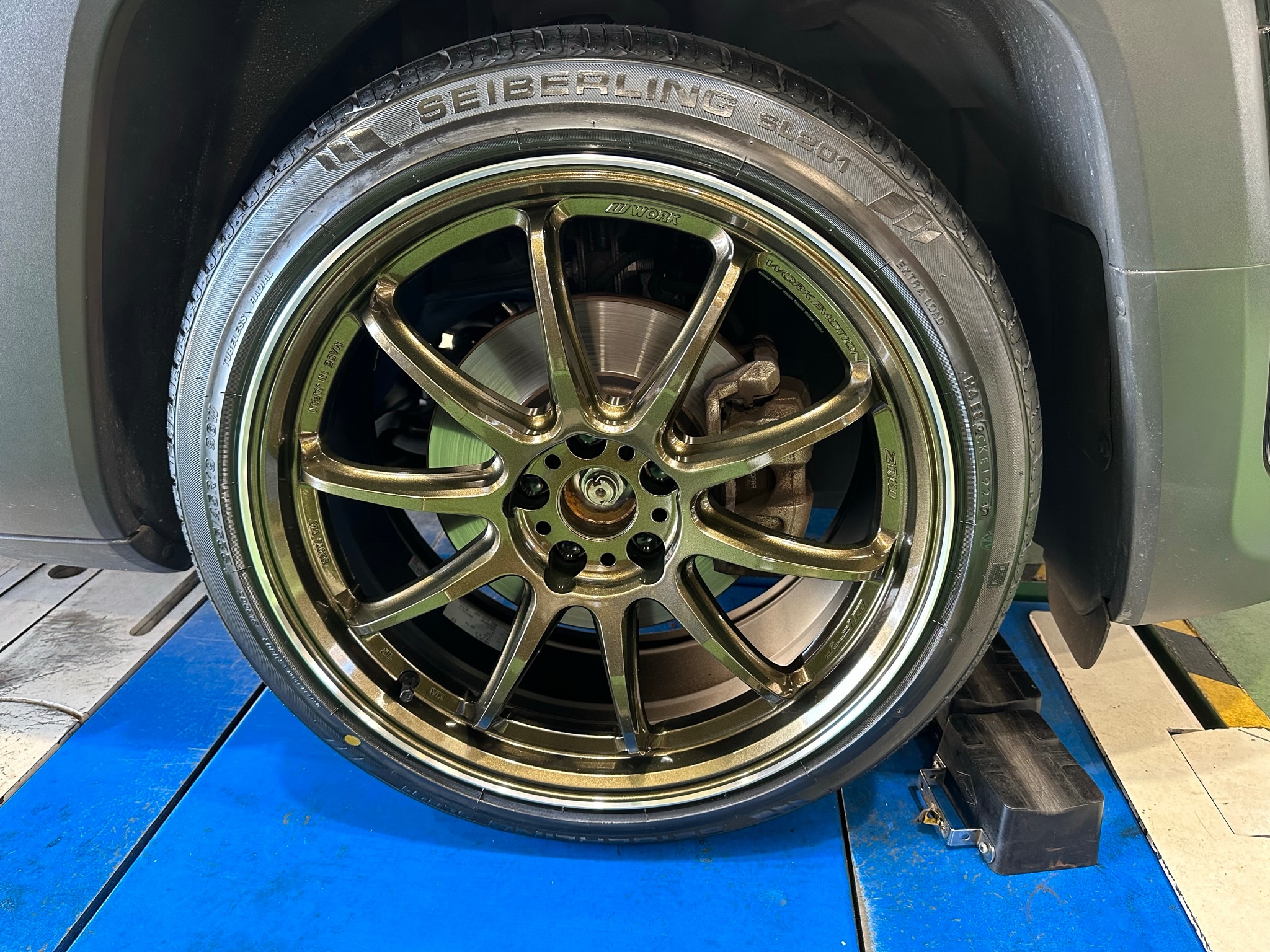 ジープ レネゲードに WORK EMOTION ZR10 HGLCカラー19インチ取り付け