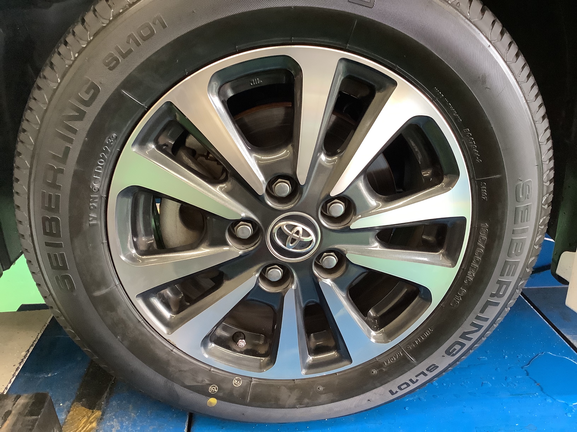 リャンリャン　エスクァイア　195/65R15 夏タイヤセット エスクァイア ハイブリッド 80系 ブルーアースES