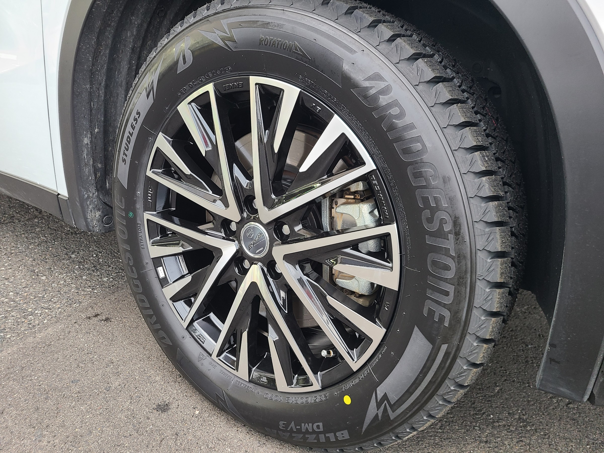 冬でもお洒落に♪『アウトランダーPHEV』にスタッドレスホイール