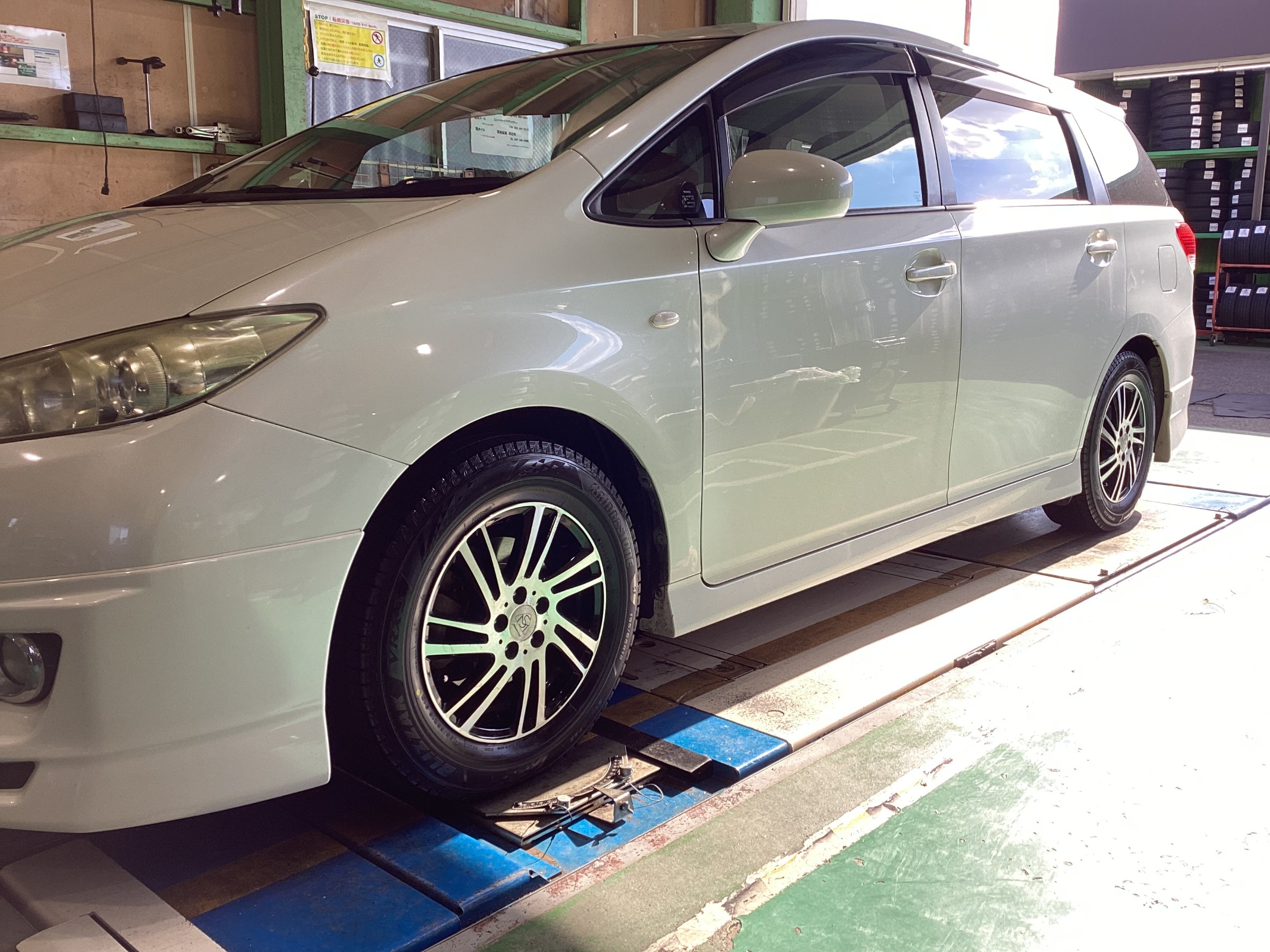 トヨタ ウィッシュ】スタッドレスタイヤ交換「ブリザック VRX3  
