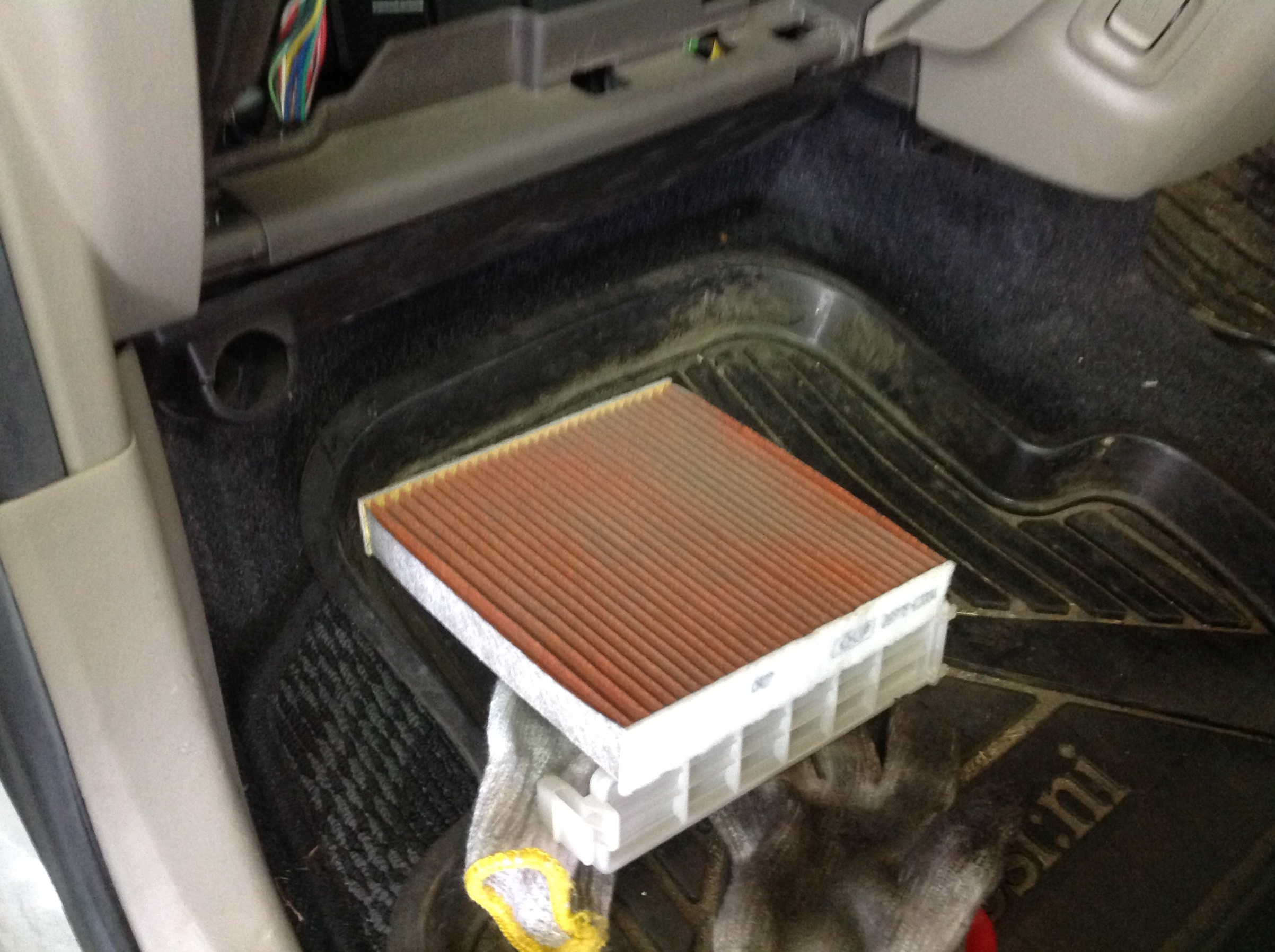 汚れたフィルターを、はずします。