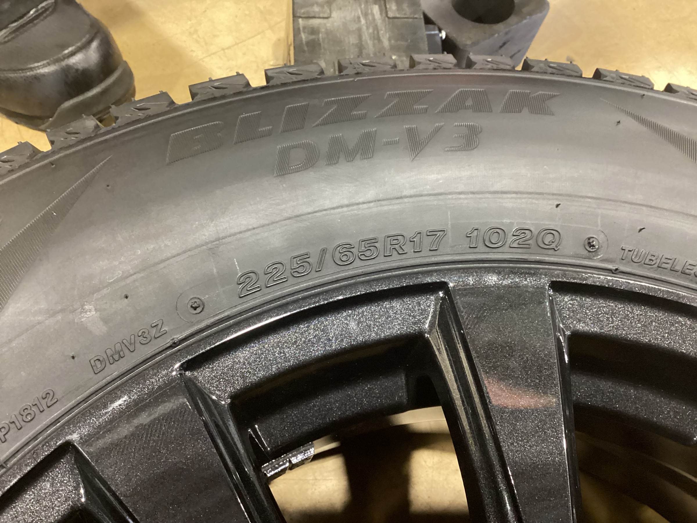 TOYOTA 新型アルファード BLIZZAK DM-V3 ホイールセット取り付け