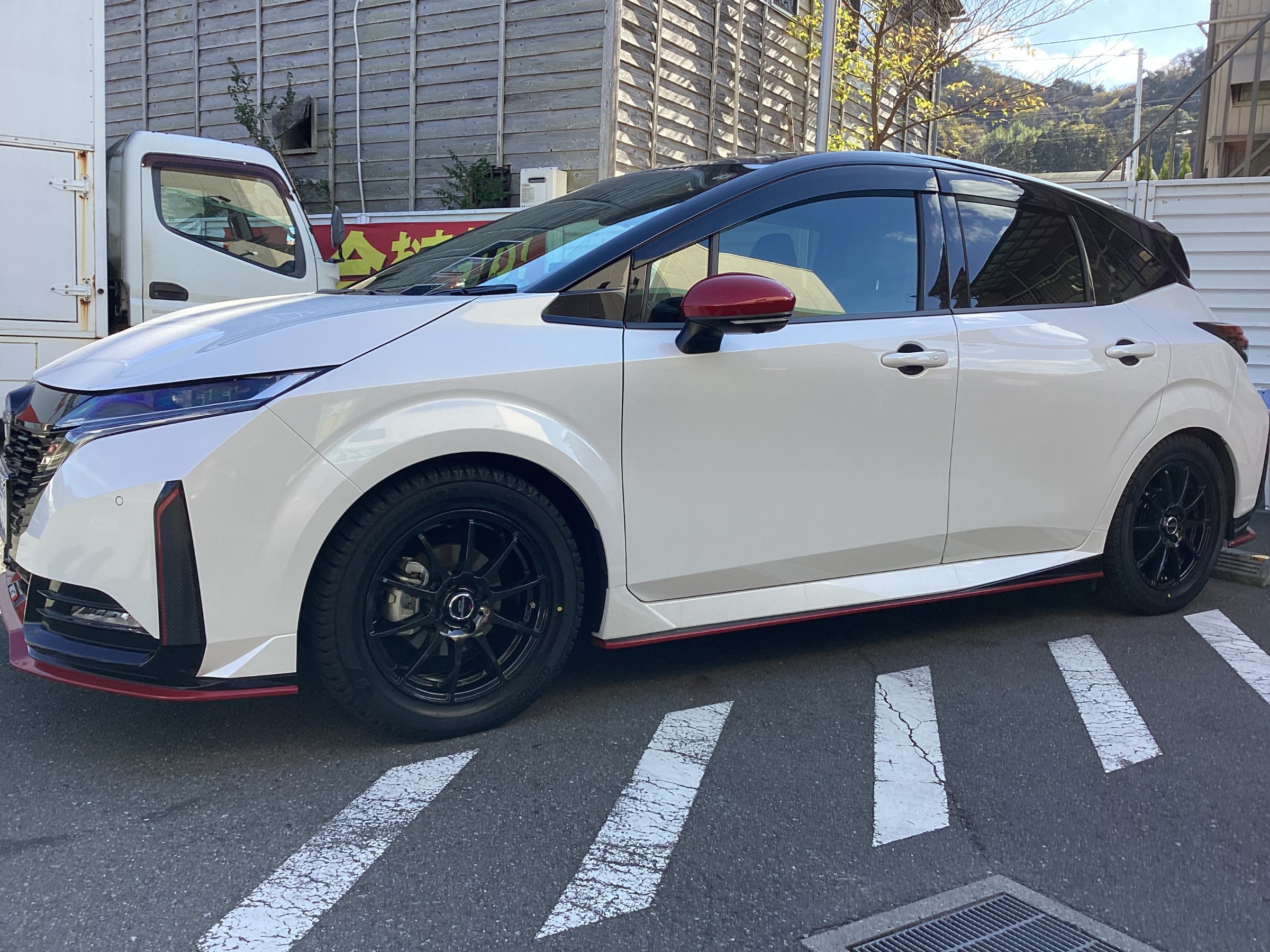 日産オーラ スタッドレスタイヤホイールセット取付 | 店舗お