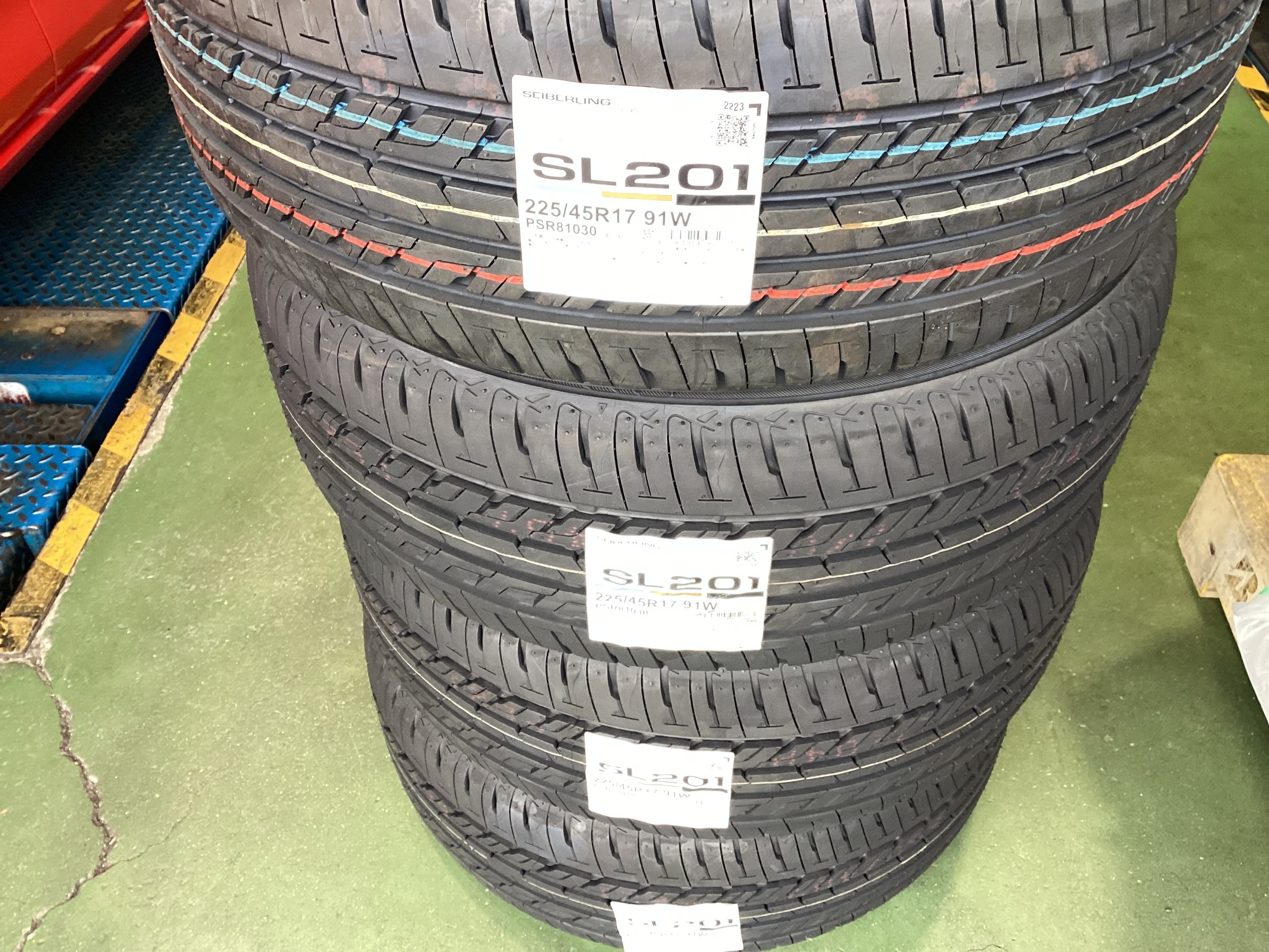 タイヤのひび割れにはご注意！VW ゴルフ セイバーリング SL201へタイヤ